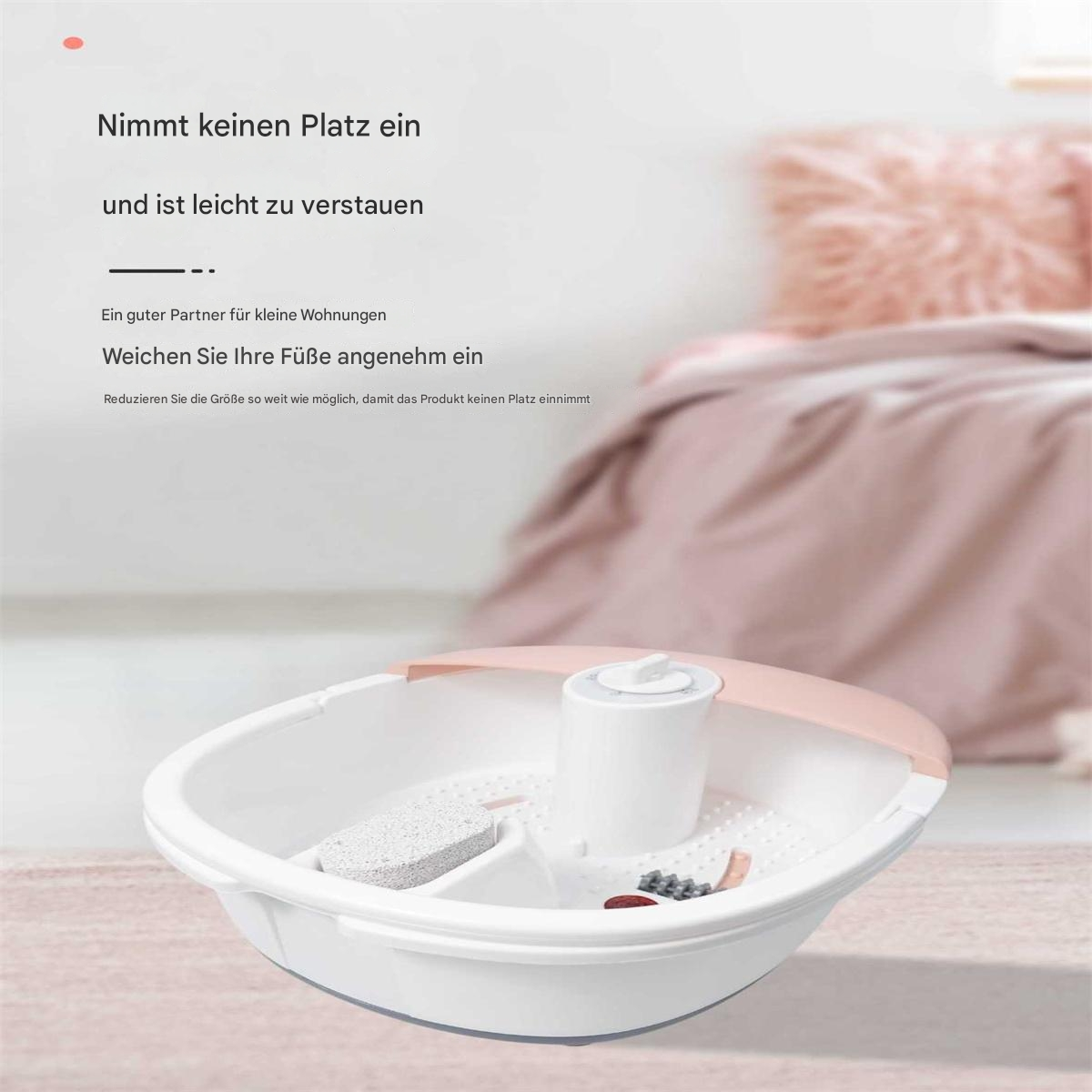 Ein weißes Fußbad mit rosa Rand, einem Schwamm und einem Bimsstein darin.