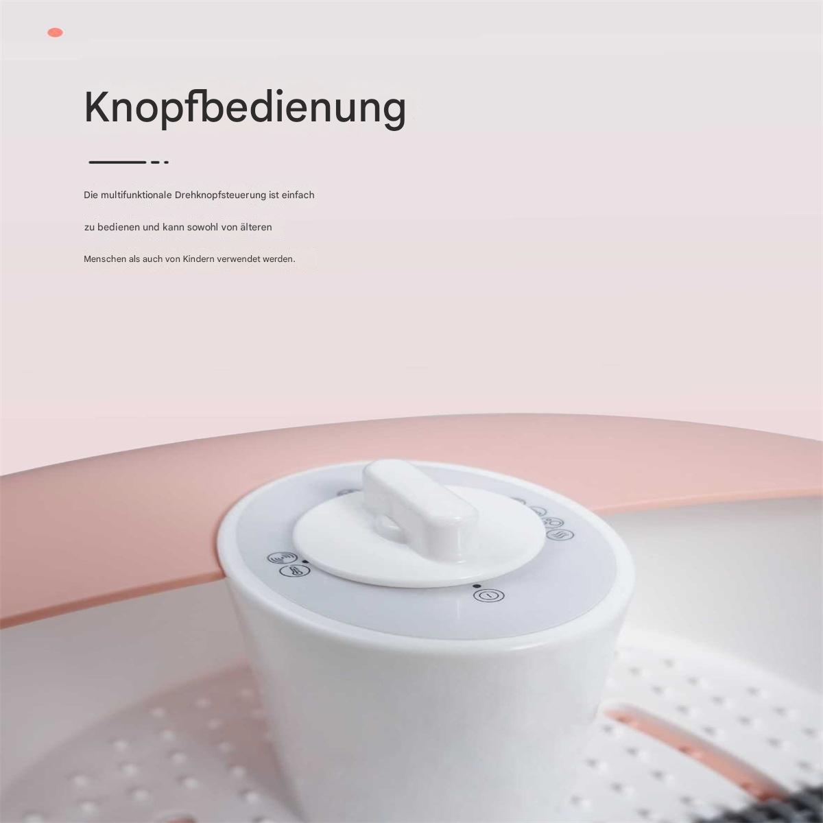 Nahaufnahme eines weißen Bedienfelds mit einem Knopf und Knöpfen. Text ist vorhanden.