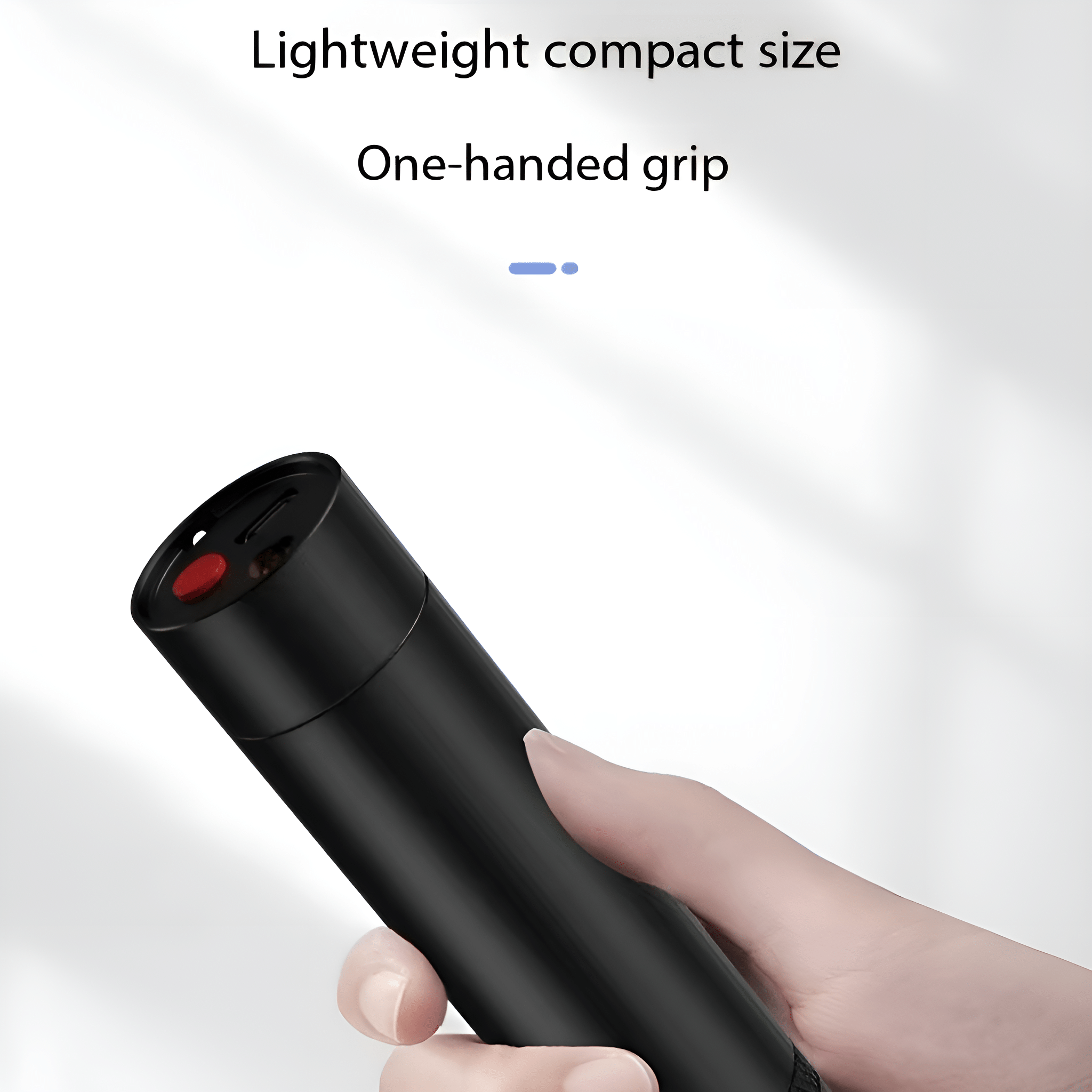 Schwarze Taschenlampe mit rotem Knopf, gehalten von einer Hand.