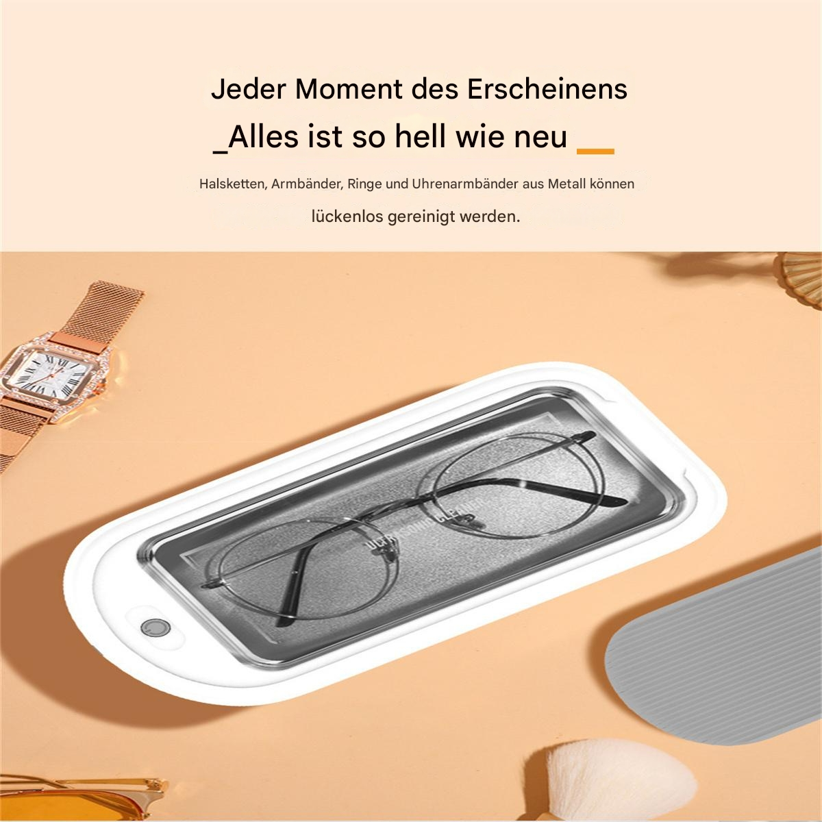 Brille in einem Reinigungsgerät mit einer Uhr an der Seite. Der Hintergrund ist hellorange.