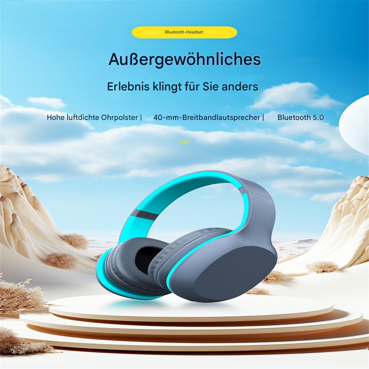 Graue und türkisfarbene Bluetooth-Kopfhörer auf einer bühnenartigen Struktur. Hintergrund zeigt Wüstenlandschaft.