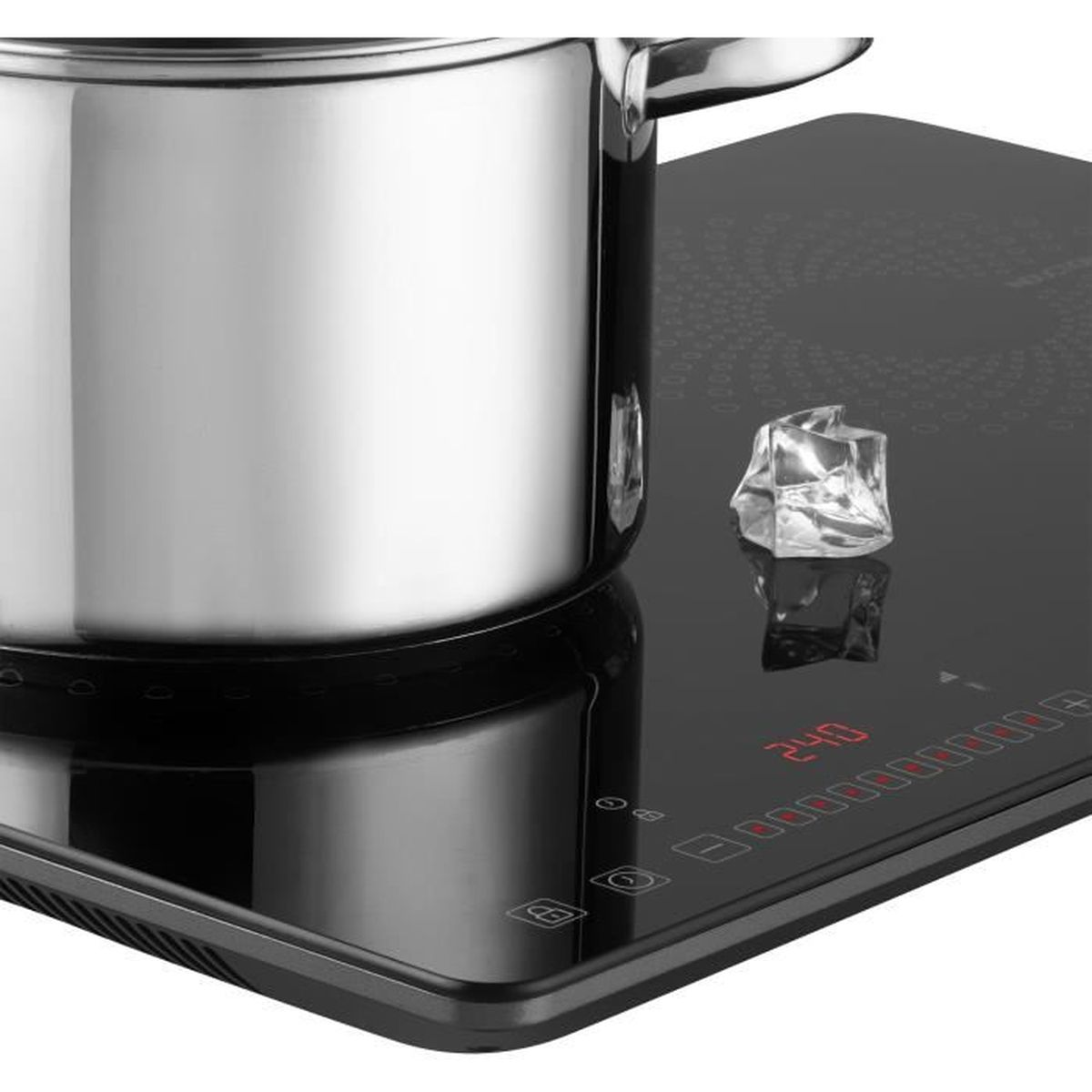 Olla de acero inoxidable en placa de inducción negra. Cubitos de hielo en la placa. Pantalla muestra '240'.