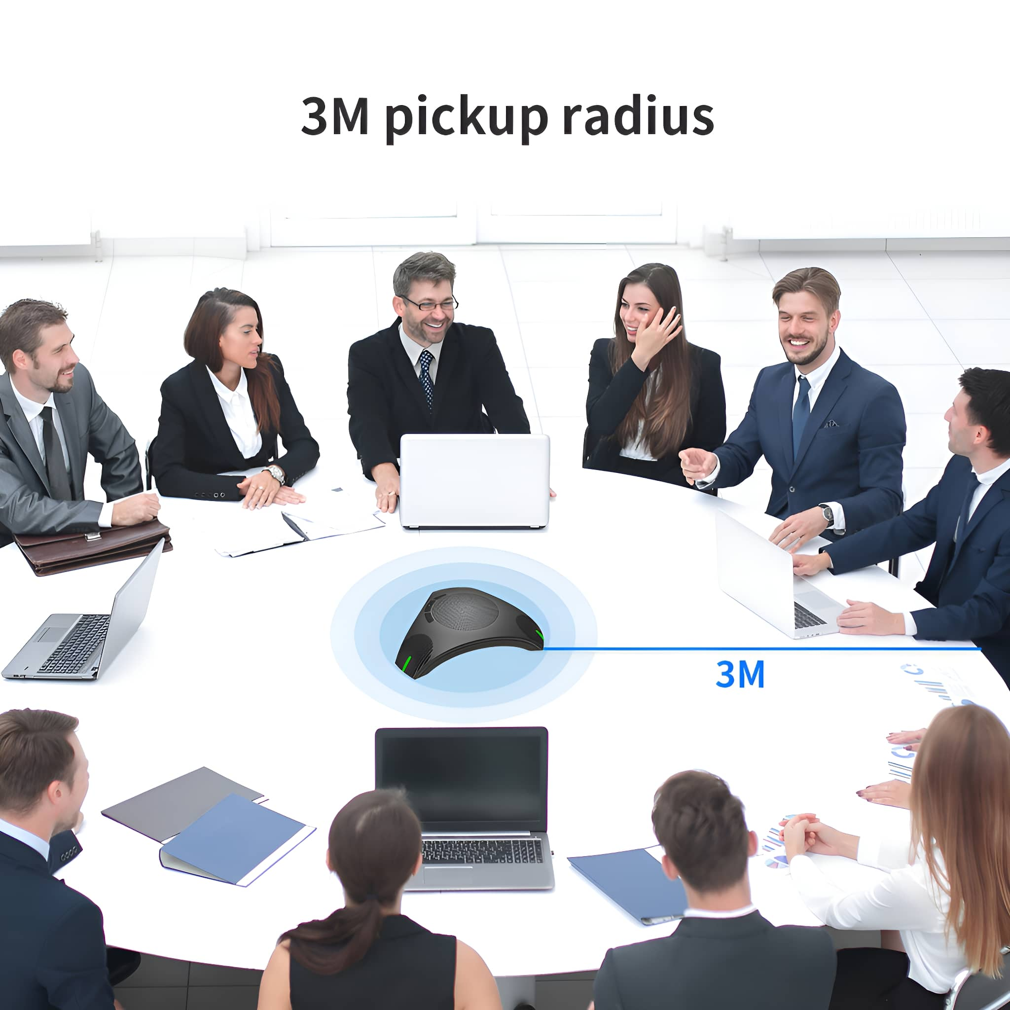 Ein Konferenztisch mit Personen. Ein Mikrofon steht in der Mitte, mit einem 3M-Aufnahmebereich.
