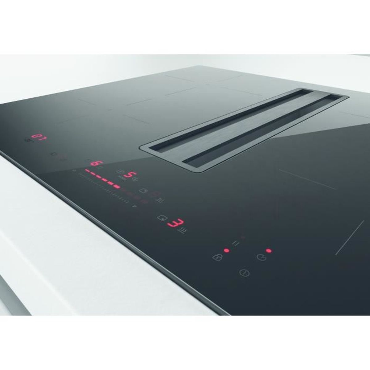 Czarna płyta indukcyjna ze zintegrowanym wyciągiem, czerwonymi wyświetlaczami cyfrowymi i sterowaniem dotykowym.