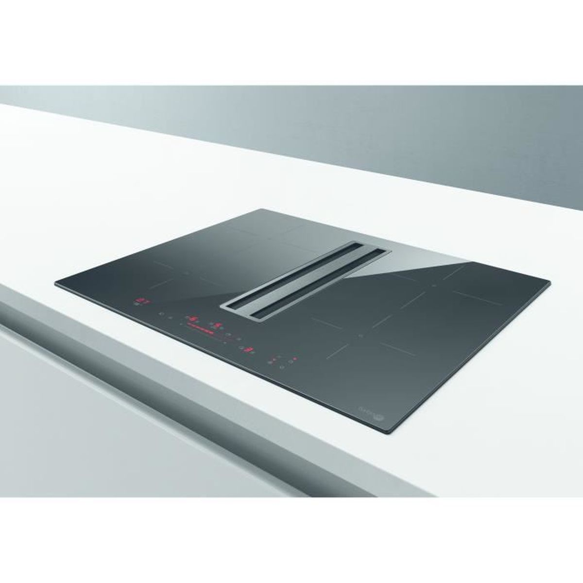 Czarna płyta indukcyjna z wbudowanym okapem.