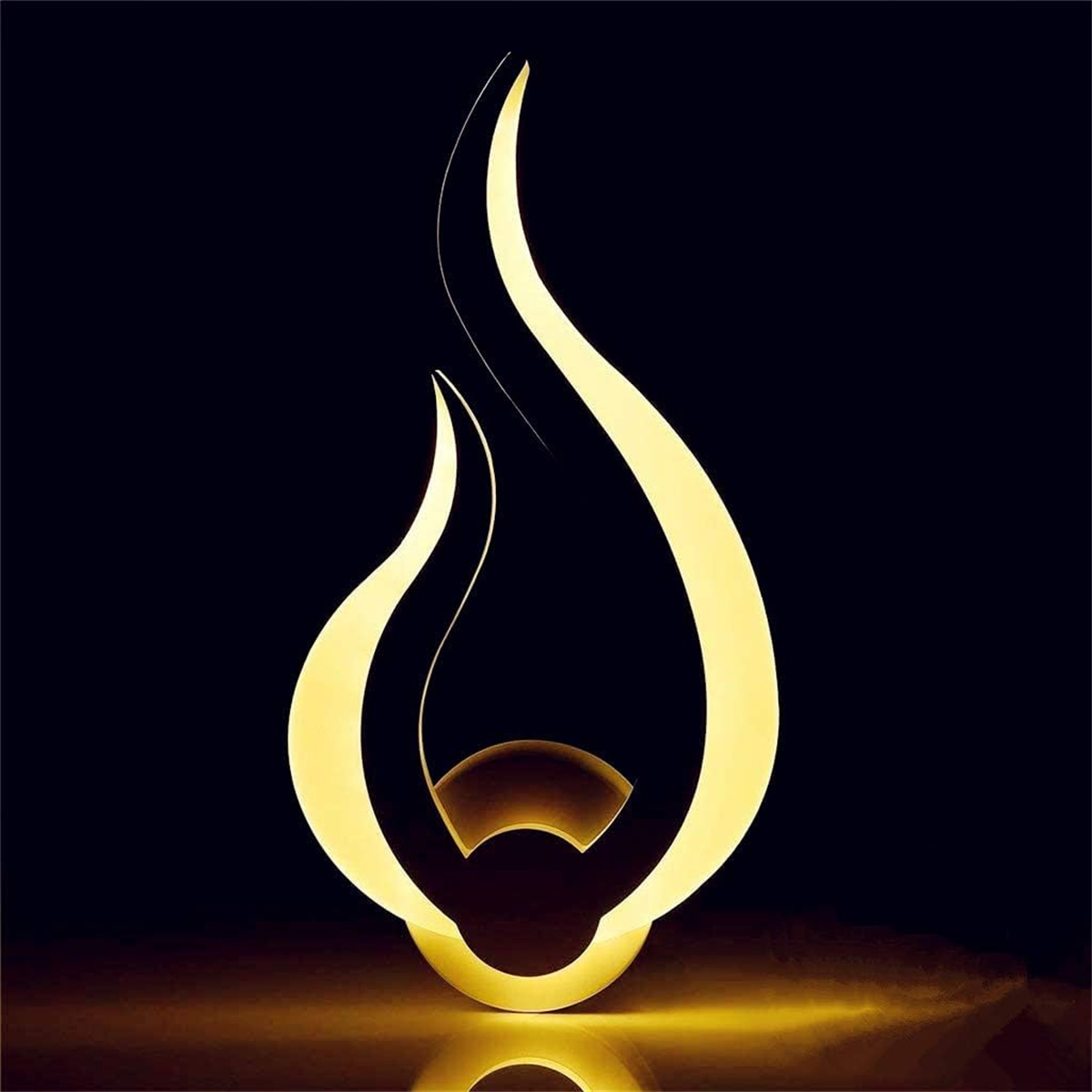 Abstrakte goldene Leuchte in Form einer Flamme auf schwarzem Hintergrund.