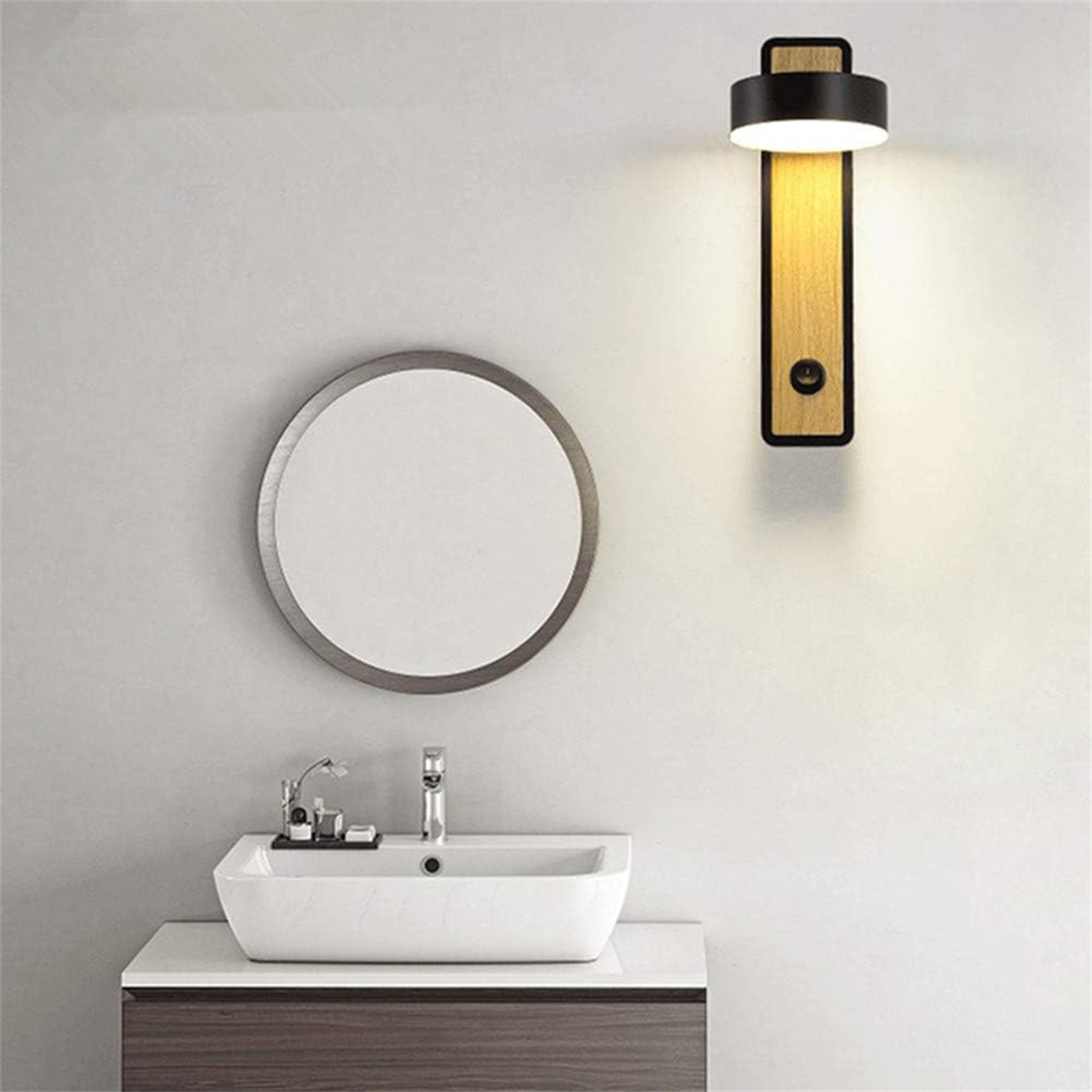 Badezimmer mit Spiegel, Waschbecken und einer Holzleuchte an der Wand.