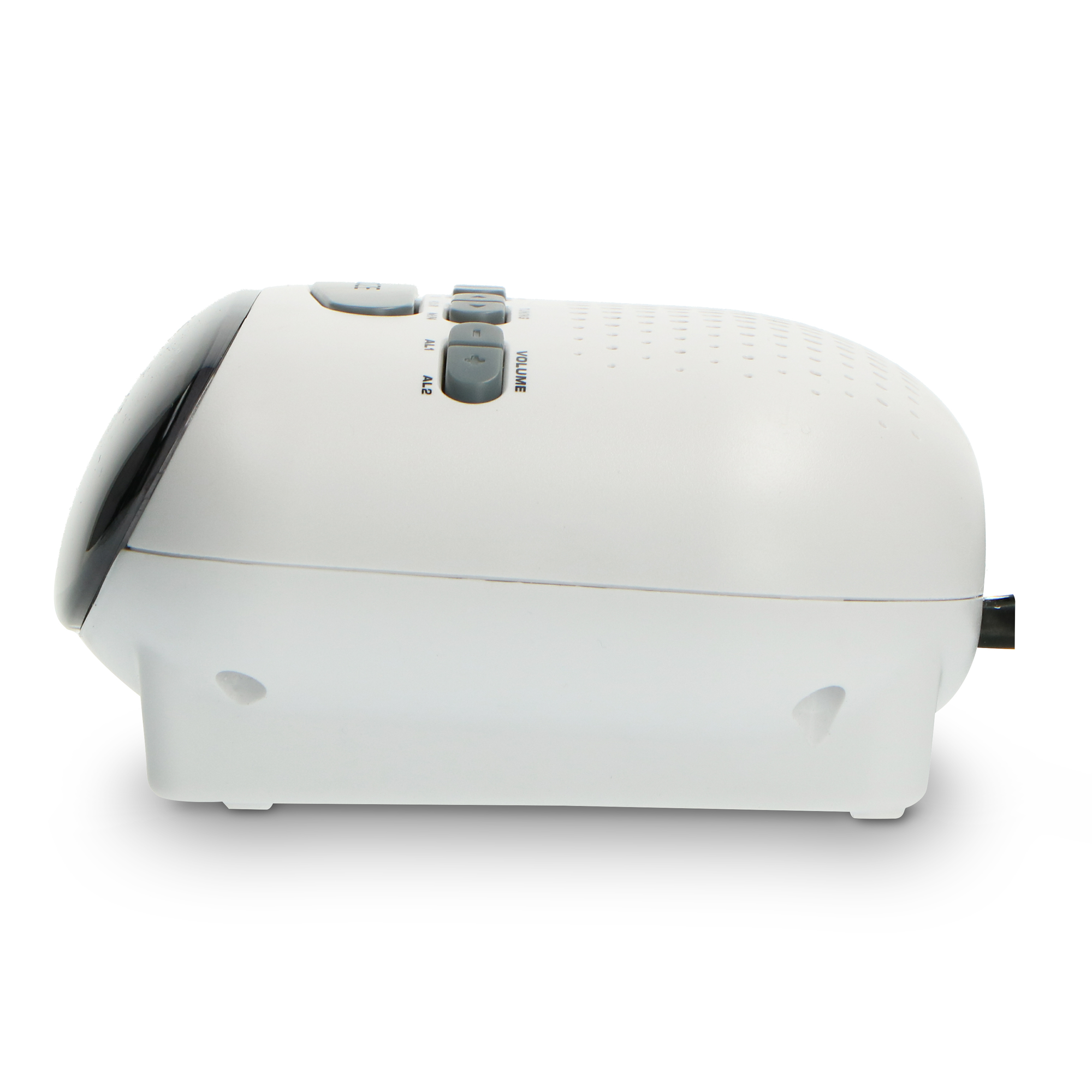 Biały i czarny budzik na białej powierzchni. Widoczne przyciski ustawień i głośności.