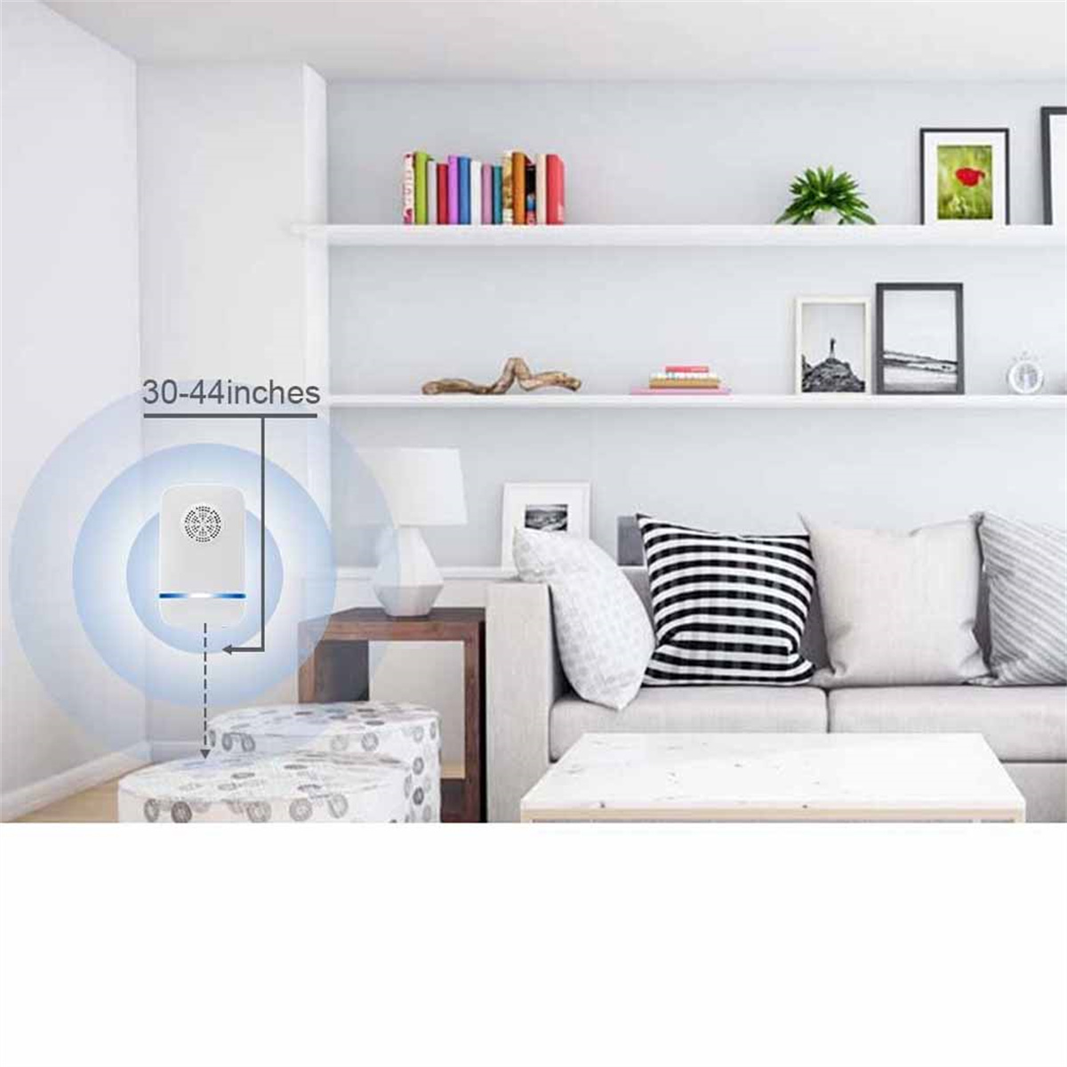 Weißer Luftreiniger auf dem Boden, umgeben von einem Wohnzimmer. Bücherregale und Sofa im Hintergrund.