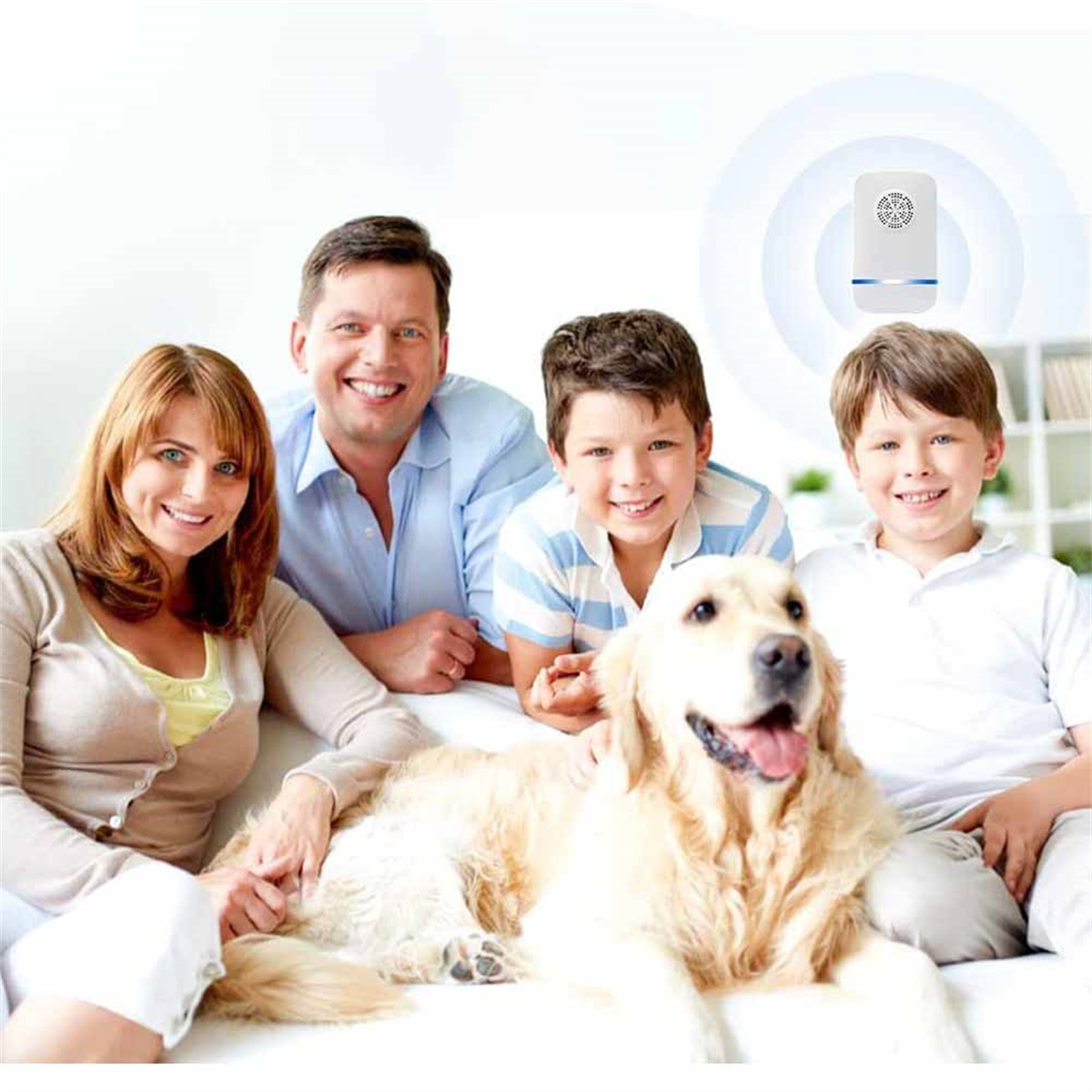 Vierköpfige Familie mit Golden Retriever auf weißem Sofa, Symbol für kabellose Türklingel.