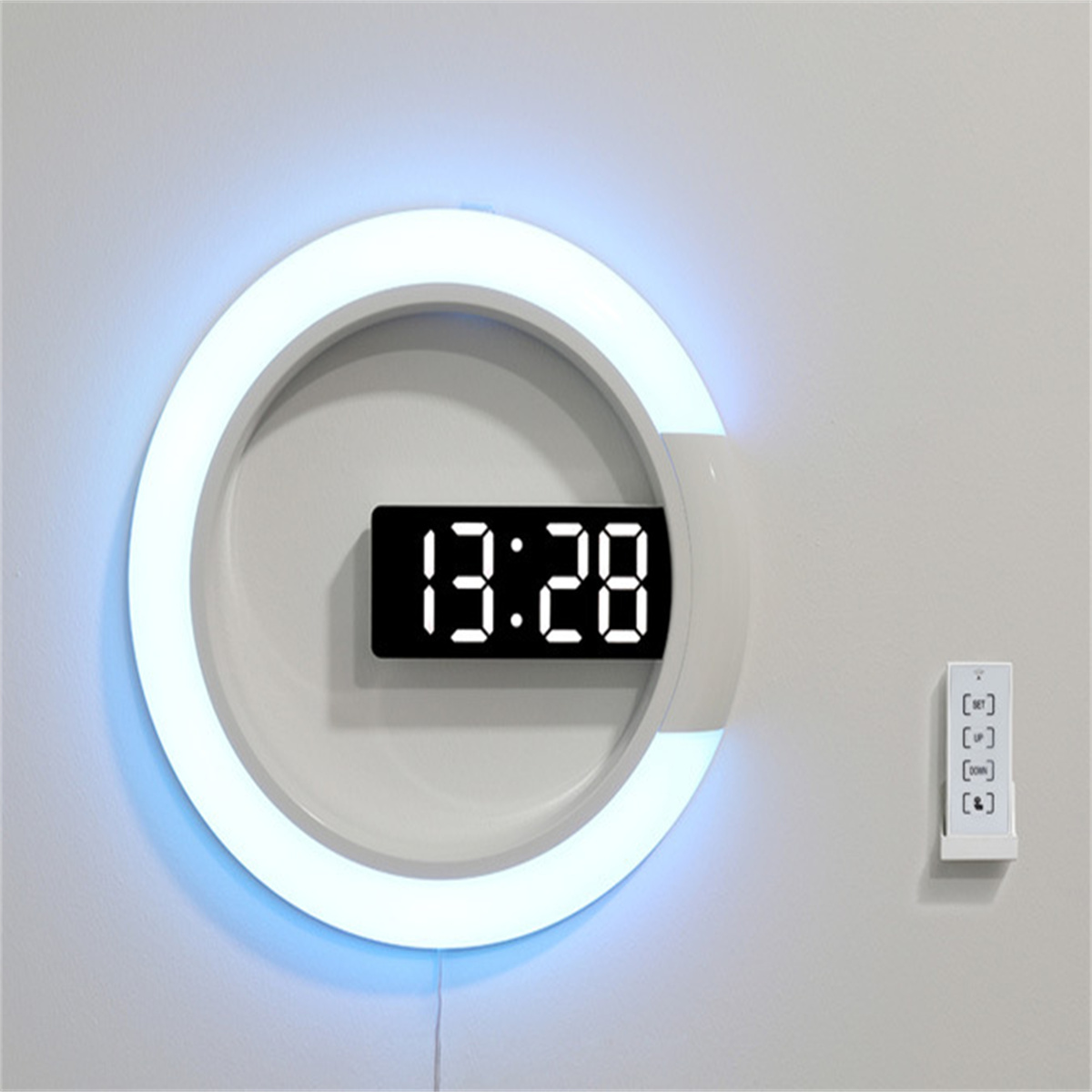 Moderne Wanduhr mit Digitalanzeige, weißem Ringlicht und Fernbedienung.