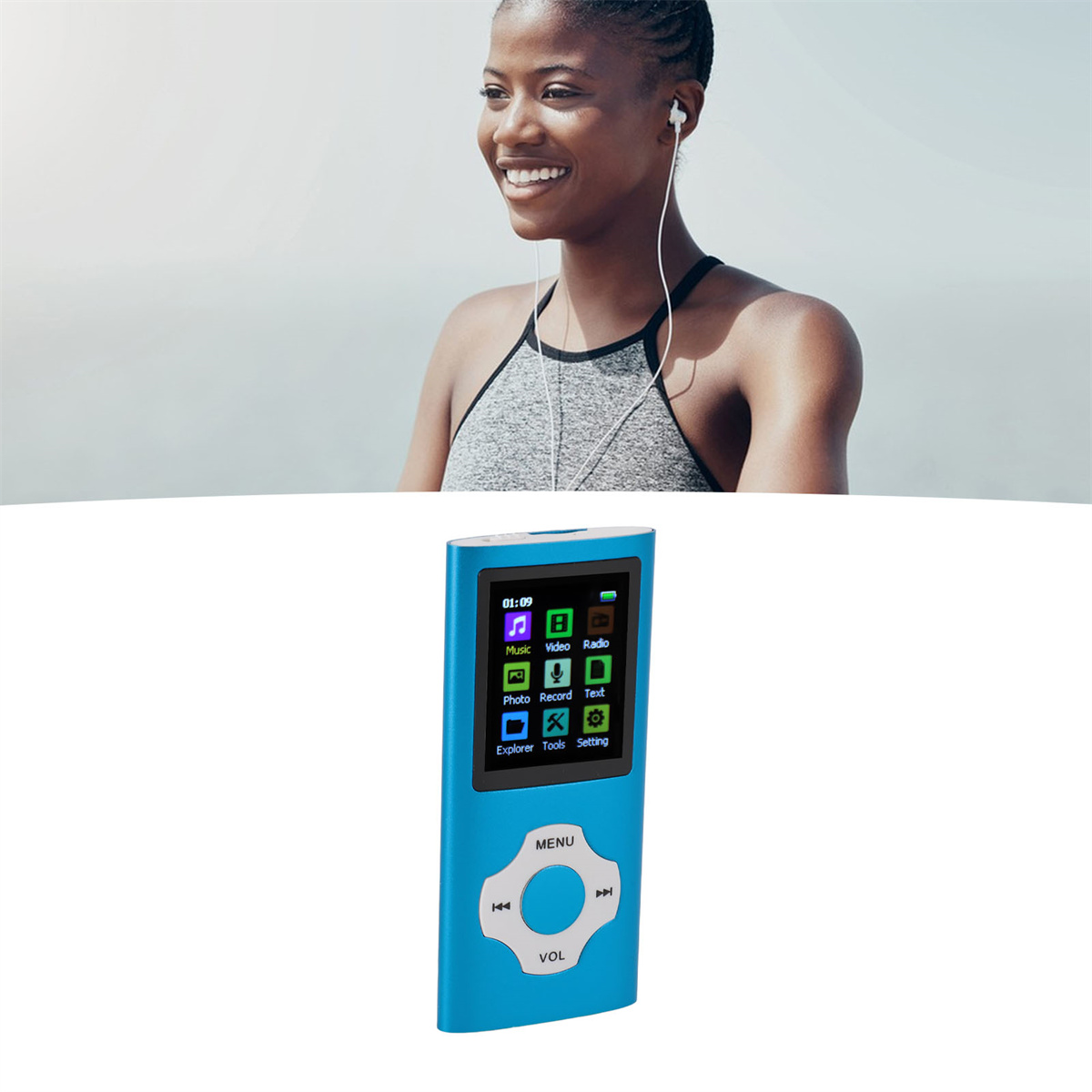 Eine Frau mit Kopfhörern und einem blauen MP3-Player mit Bildschirm.