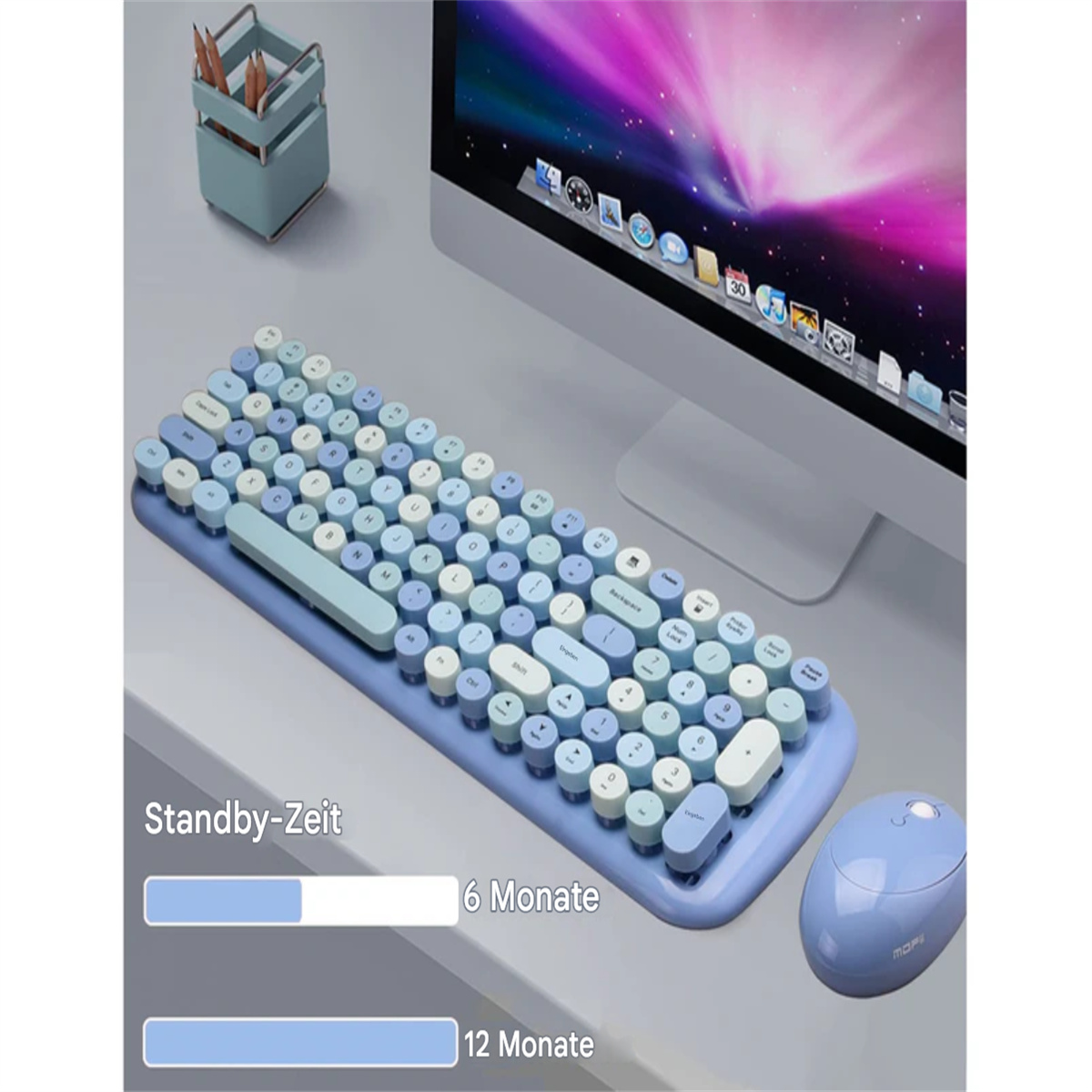 Eine blaue Tastatur und Maus auf einem Schreibtisch mit Standby-Zeitinformationen.