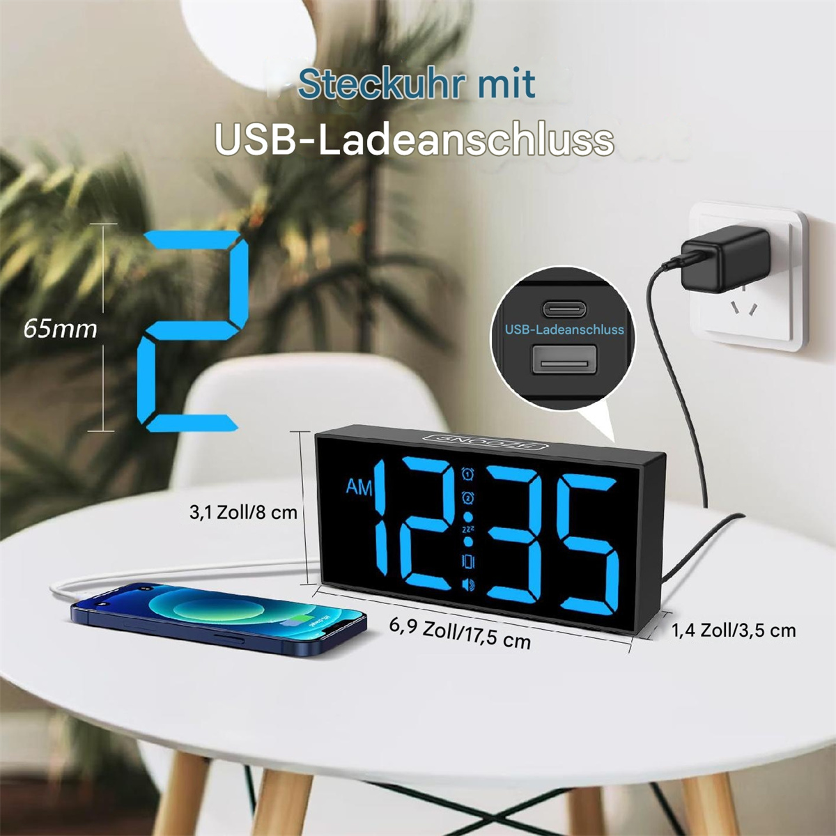 Ein digitaler Wecker mit einem Telefon. Er zeigt die Uhrzeit an. Er hat einen USB-Ladeanschluss und ist eingesteckt.