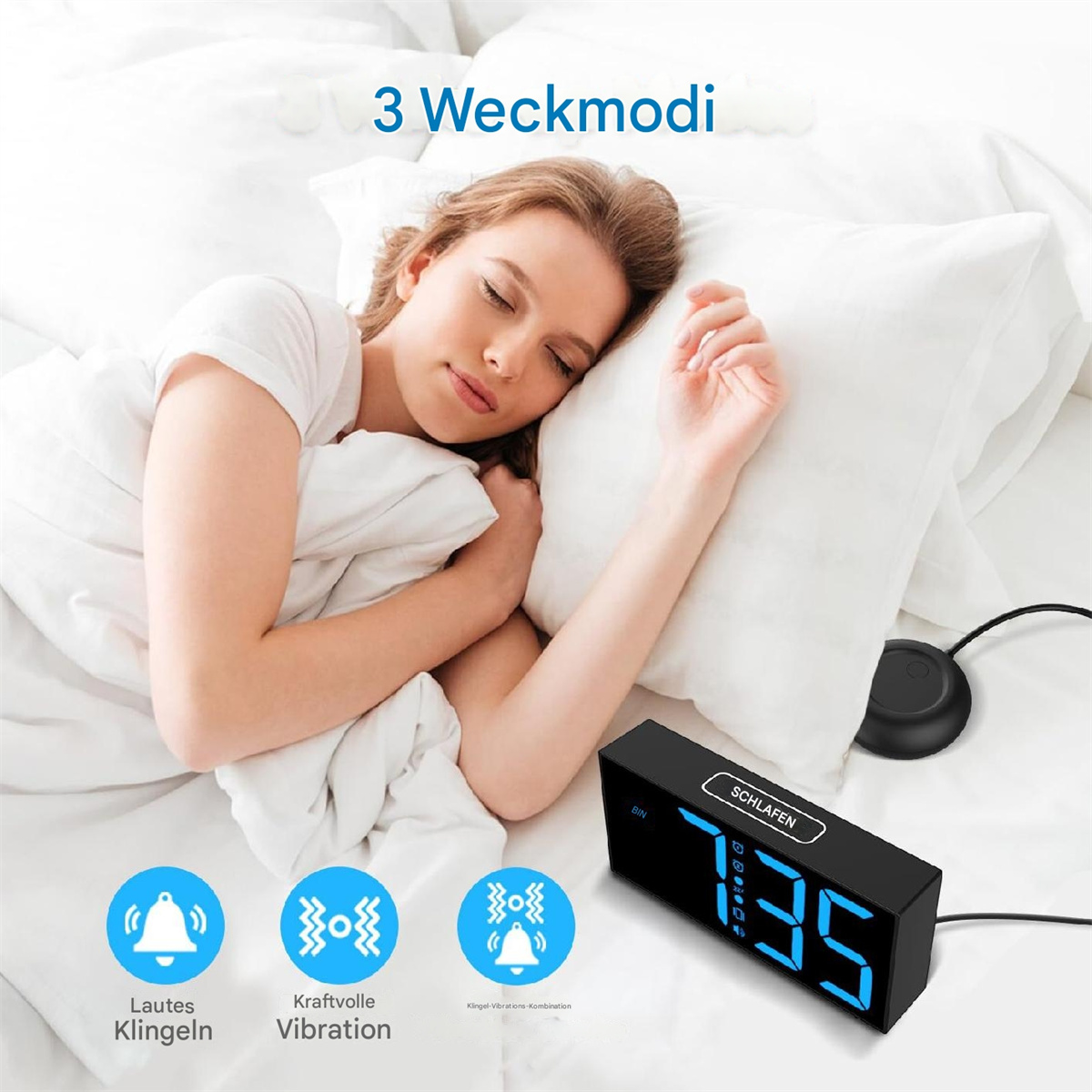 Eine Frau schläft im Bett mit einem digitalen Wecker. Die Uhr zeigt die Zeit an und hat verschiedene Weckmodi.