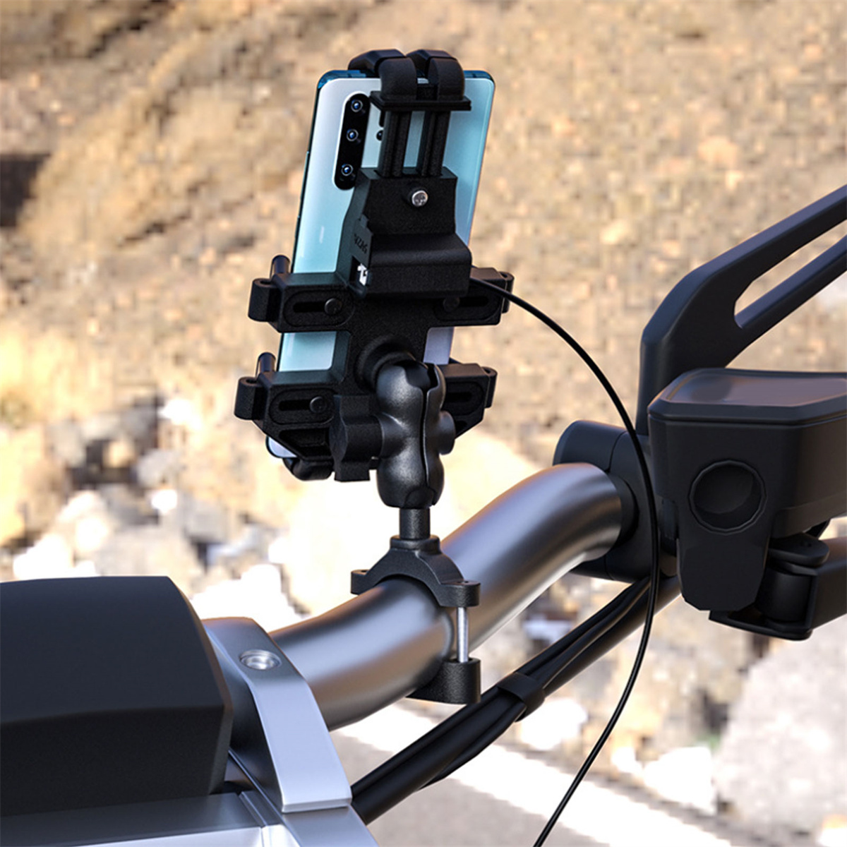Ein Telefon an einem Motorradlenker befestigt. Der Hintergrund ist eine verschwommene Straße.