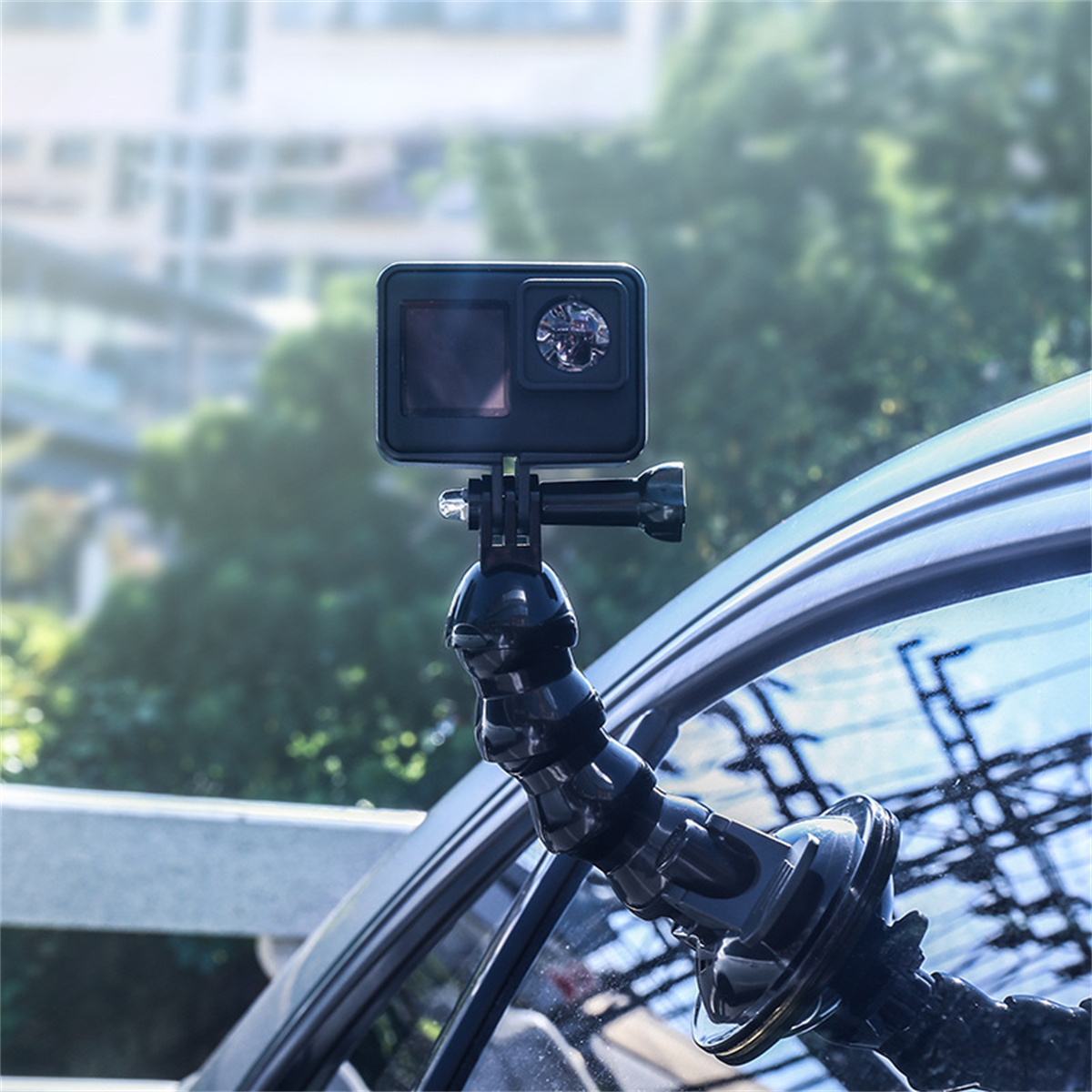 Eine schwarze Kamera, montiert auf einem flexiblen Arm, an der Windschutzscheibe eines Autos befestigt.