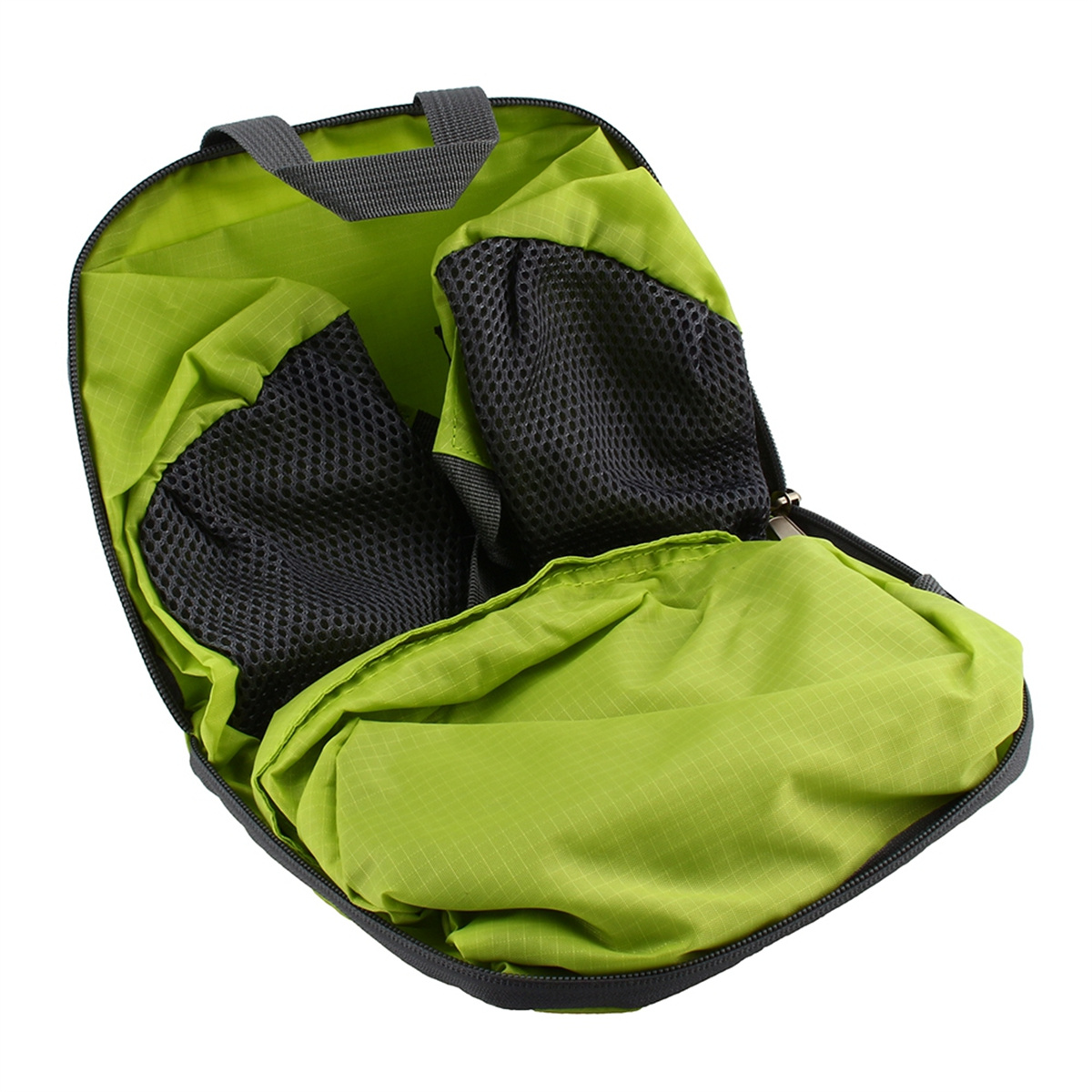 Grüne Reisetasche geöffnet, mit Netztaschen und grünem Innenraum, schwarzer Reißverschluss.