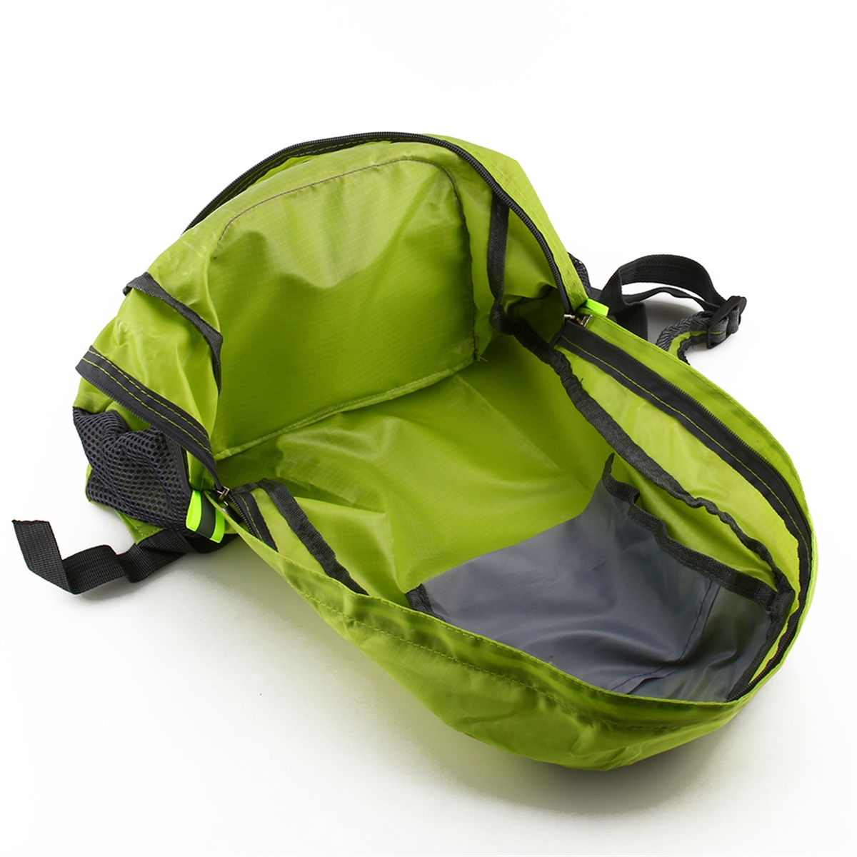 Ein offener grüner Rucksack mit schwarzen Reißverschlüssen und einer Seitentasche.