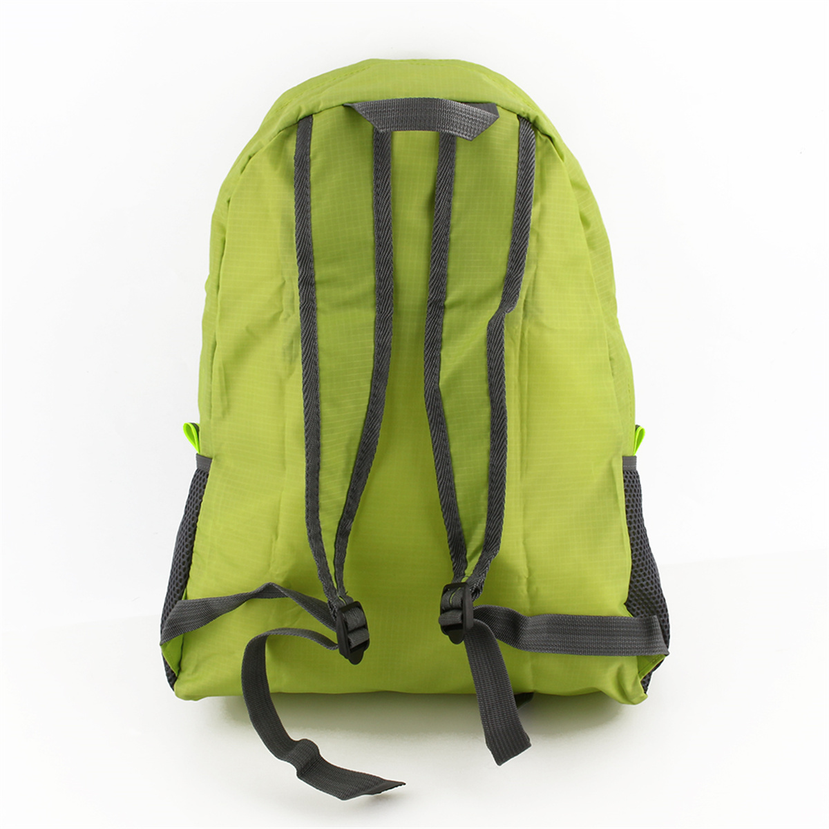 Ein grüner Rucksack mit grauen Trägern auf weißem Hintergrund. Die Rückseite ist sichtbar.