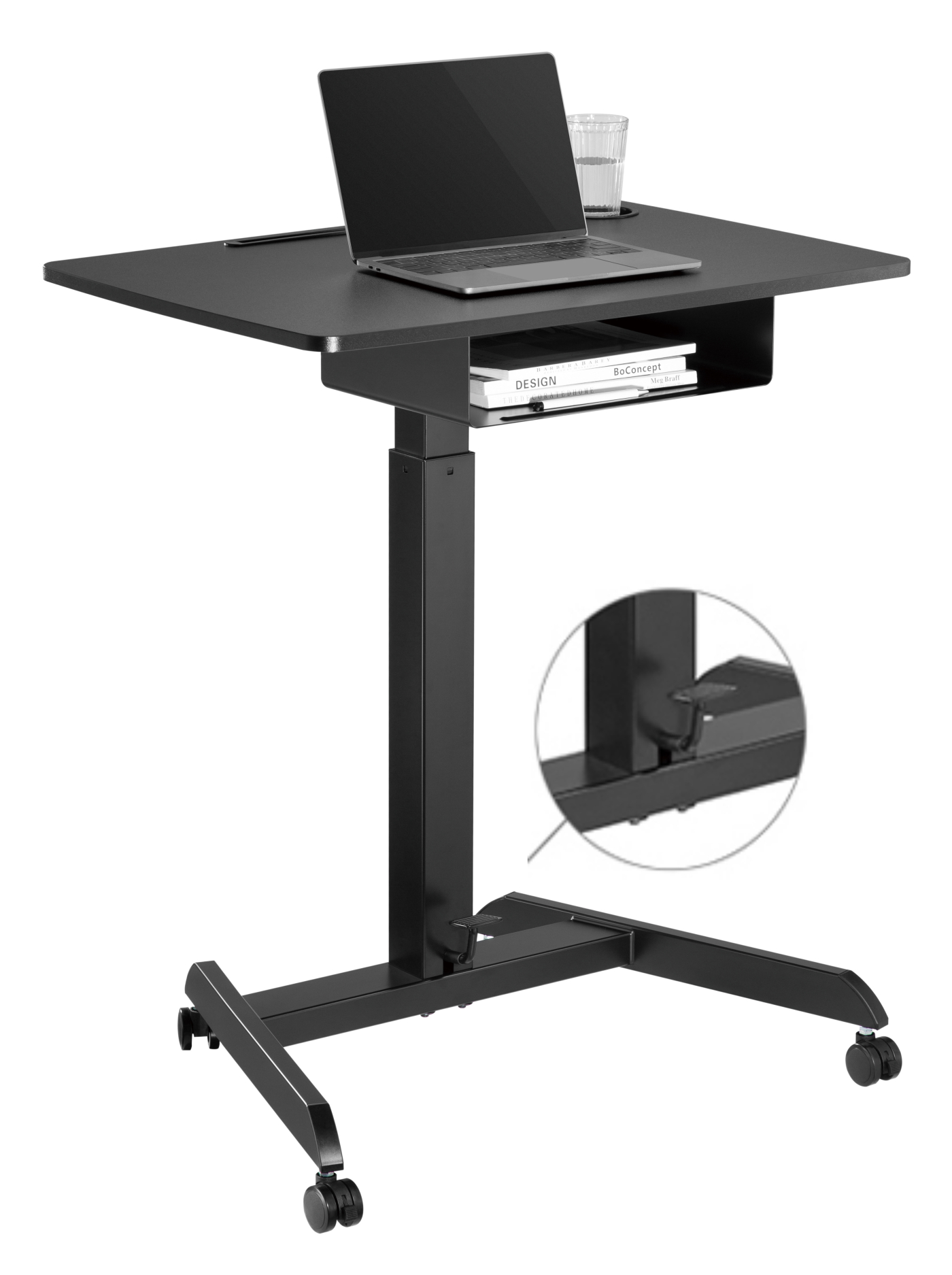 Een zwarte, in hoogte verstelbare desk met een laptop, glas en een lade op wielen.
