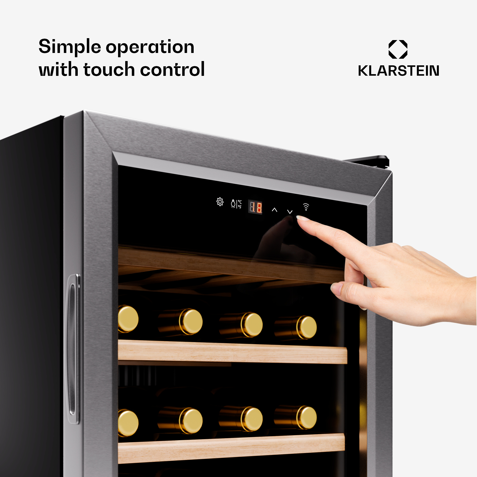Ein Finger berührt das Touch-Bedienfeld eines Weinkühlers, mit Weinflaschen darin.