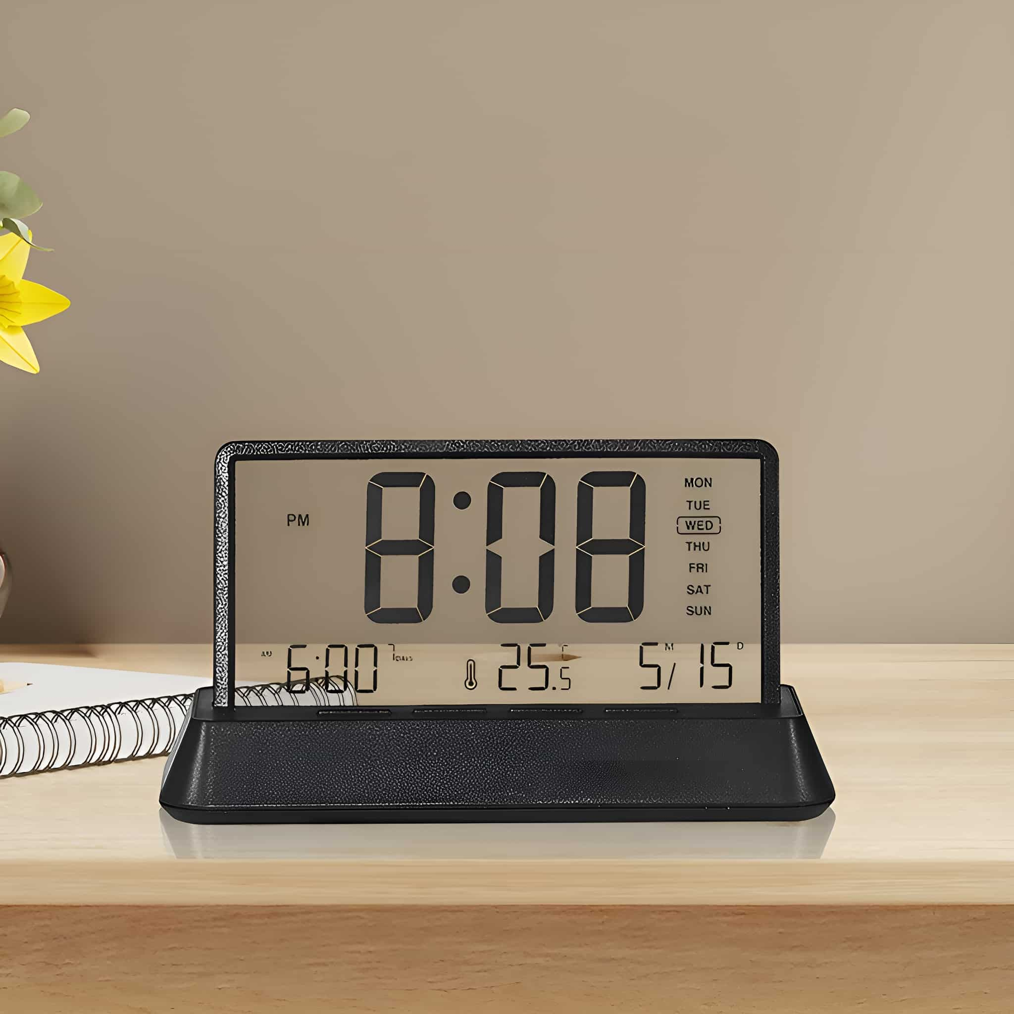 Digitaluhr zeigt 8:08, Datum und Temperatur auf Holzoberfläche an.