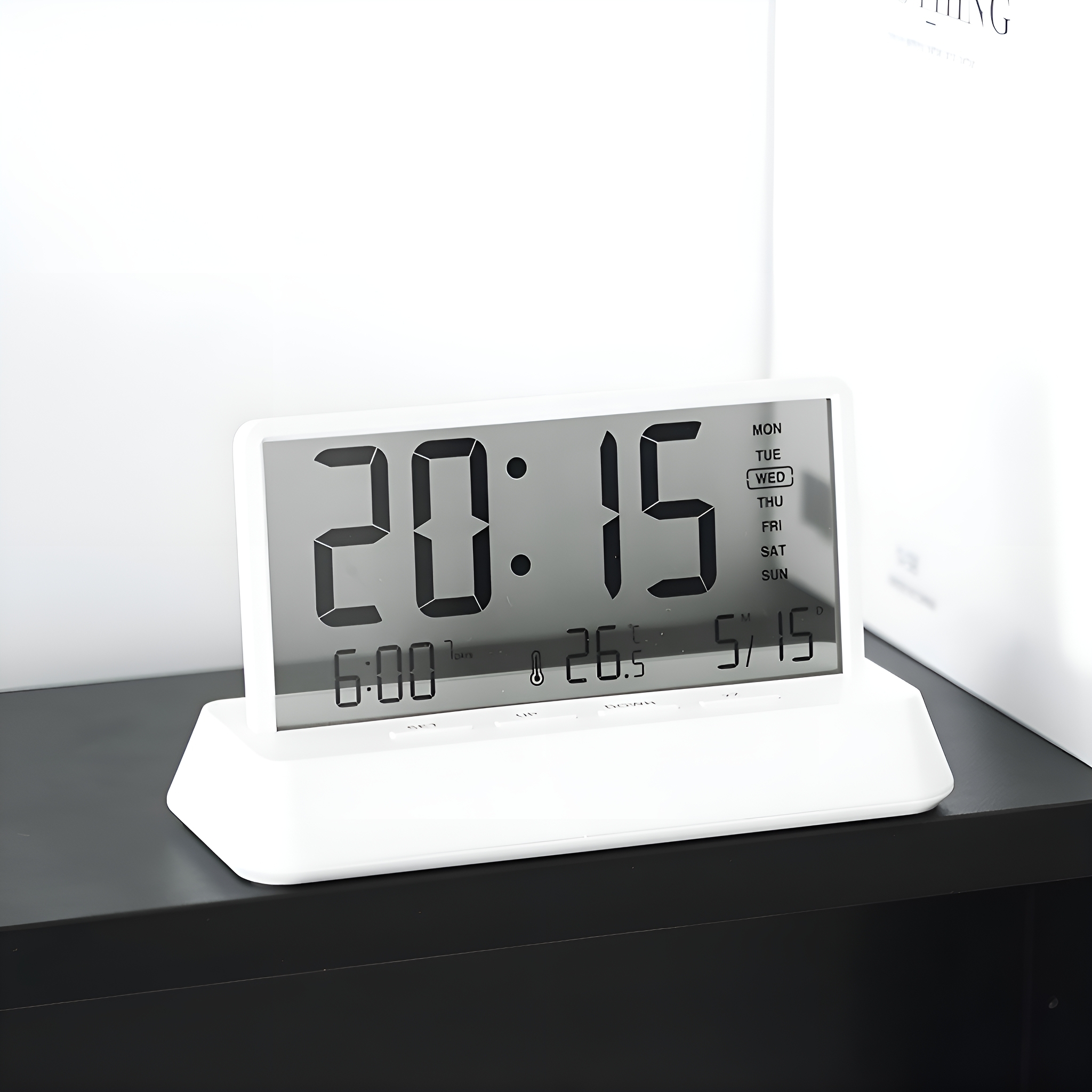 Digitaluhr zeigt 20:15, mit anderen Zeit- und Datumsanzeigen auf weißem Ständer.
