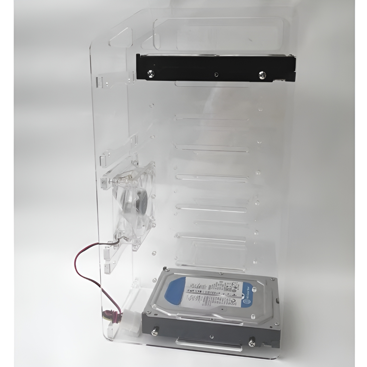 Ein durchsichtiges Acryl-Computergehäuse mit Komponenten wie Lüfter, Festplatte und Schrauben.
