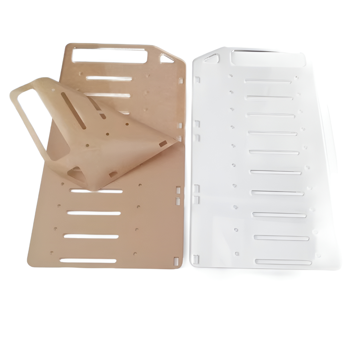Drei beige und weiße Kunststoffplatten. Zwei sind geschlitzt und eine ist gefaltet.