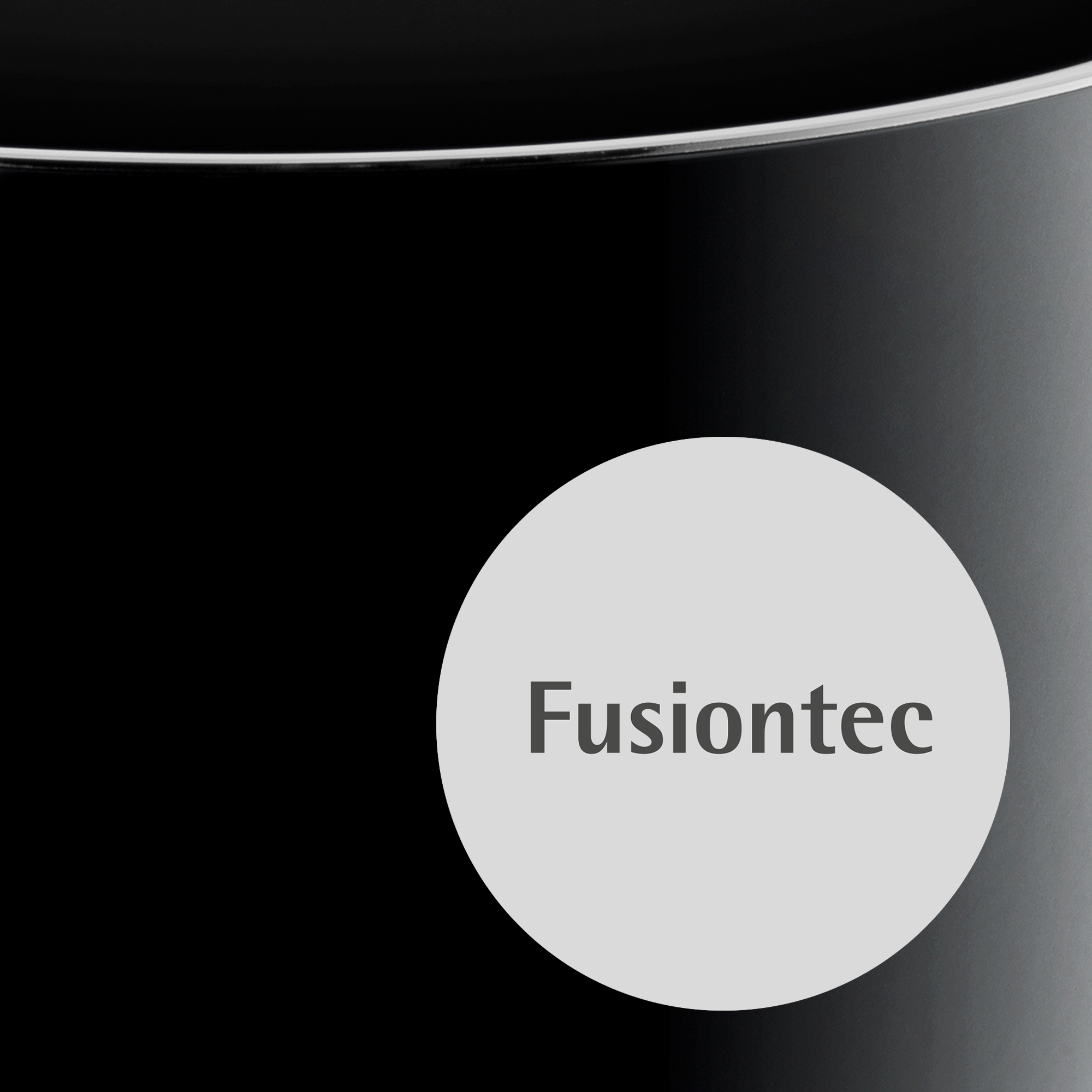 Nahaufnahme eines schwarzen Topfes mit einem weißen Kreis mit dem Text „Fusiontec“ in der Mitte.