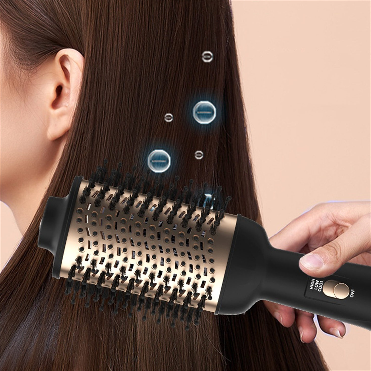 Eine Person, die Haare mit einer schwarz-goldenen Haarbürste stylt, Dampfeffekt sichtbar.