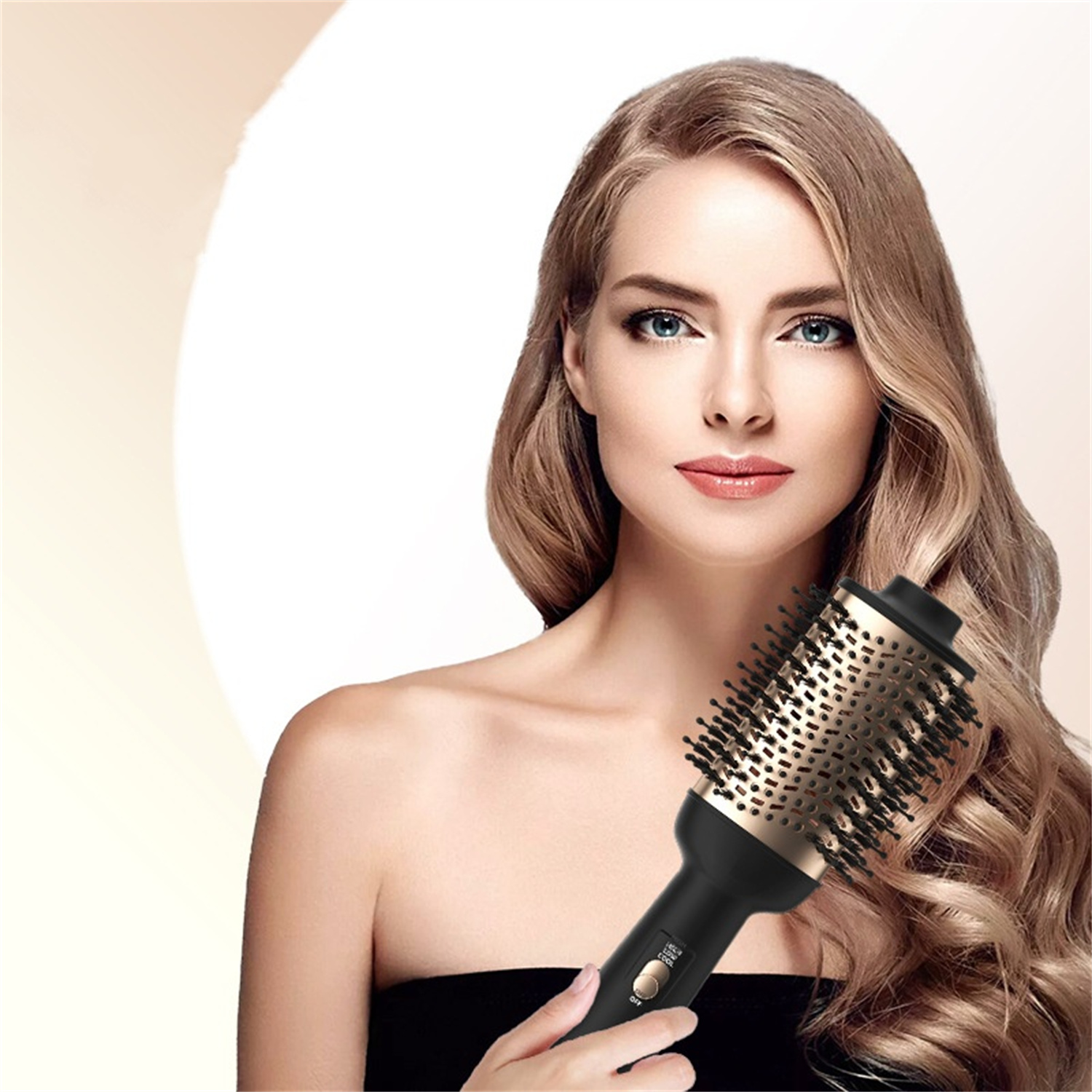 Eine Frau hält eine Haarbürste. Sie hat lange blonde Haare. Der Hintergrund ist verschwommen weiß.