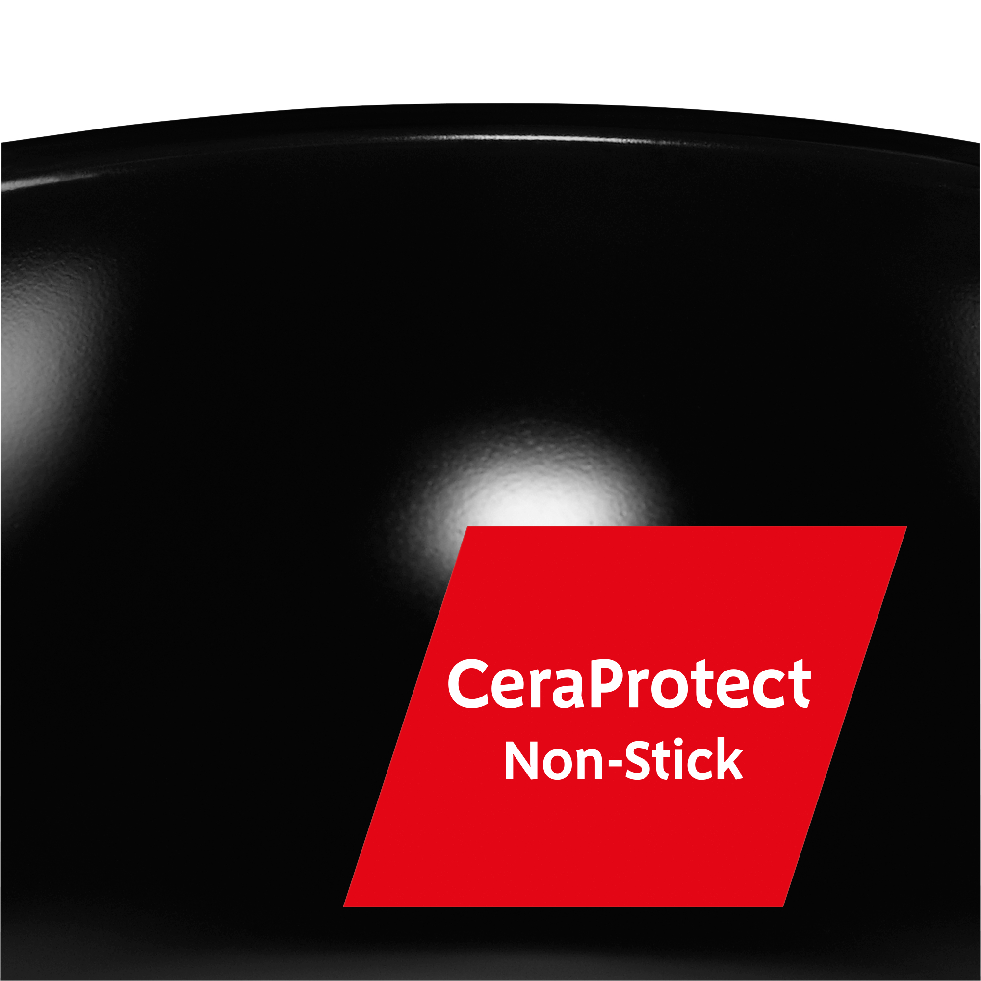 Eine schwarze Pfanne mit einem roten Etikett mit der Aufschrift 'CeraProtect Non-Stick'. Die Pfanne ist in Nahaufnahme.