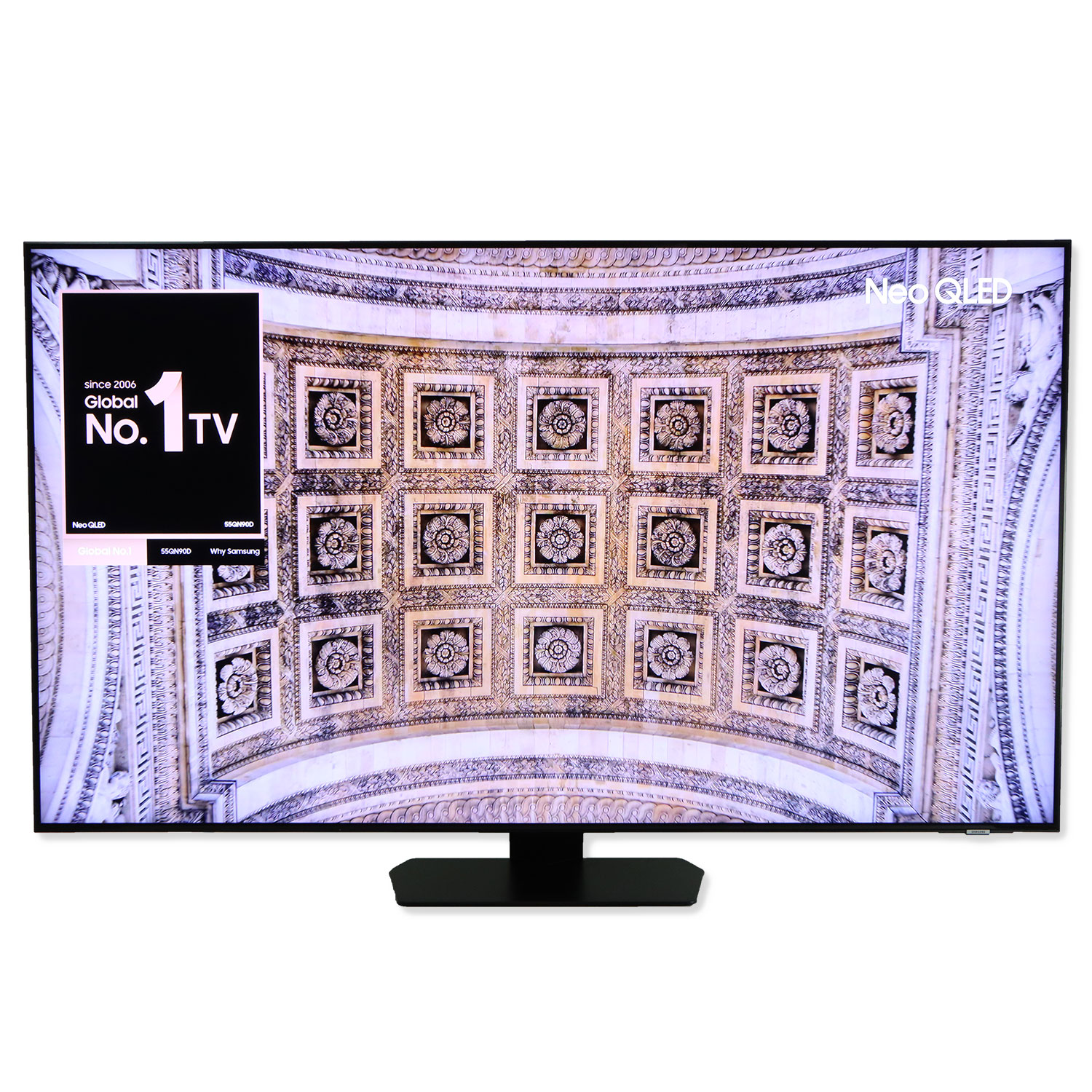 Ein großer Flachbildfernseher mit einer gemusterten Decke, die sich auf dem Bildschirm spiegelt.