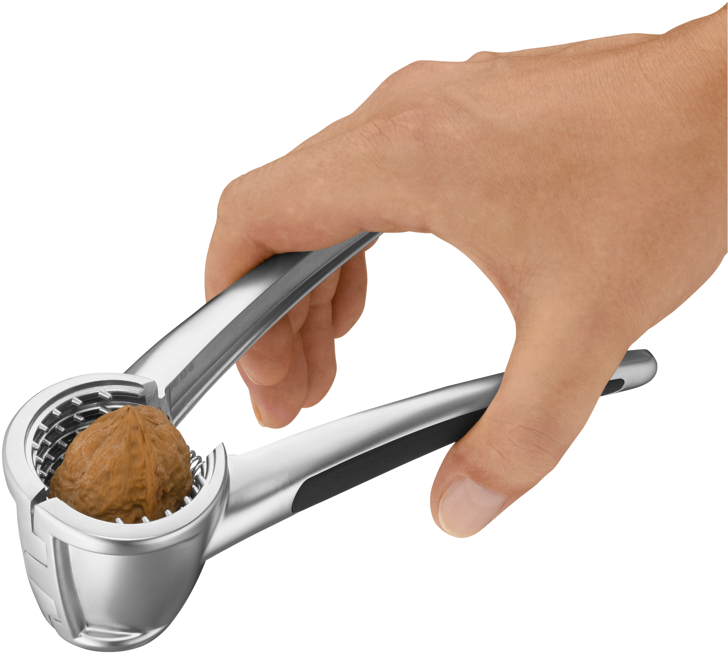 Hand, die einen Nussknacker verwendet, um eine Walnuss vor weißem Hintergrund zu knacken.