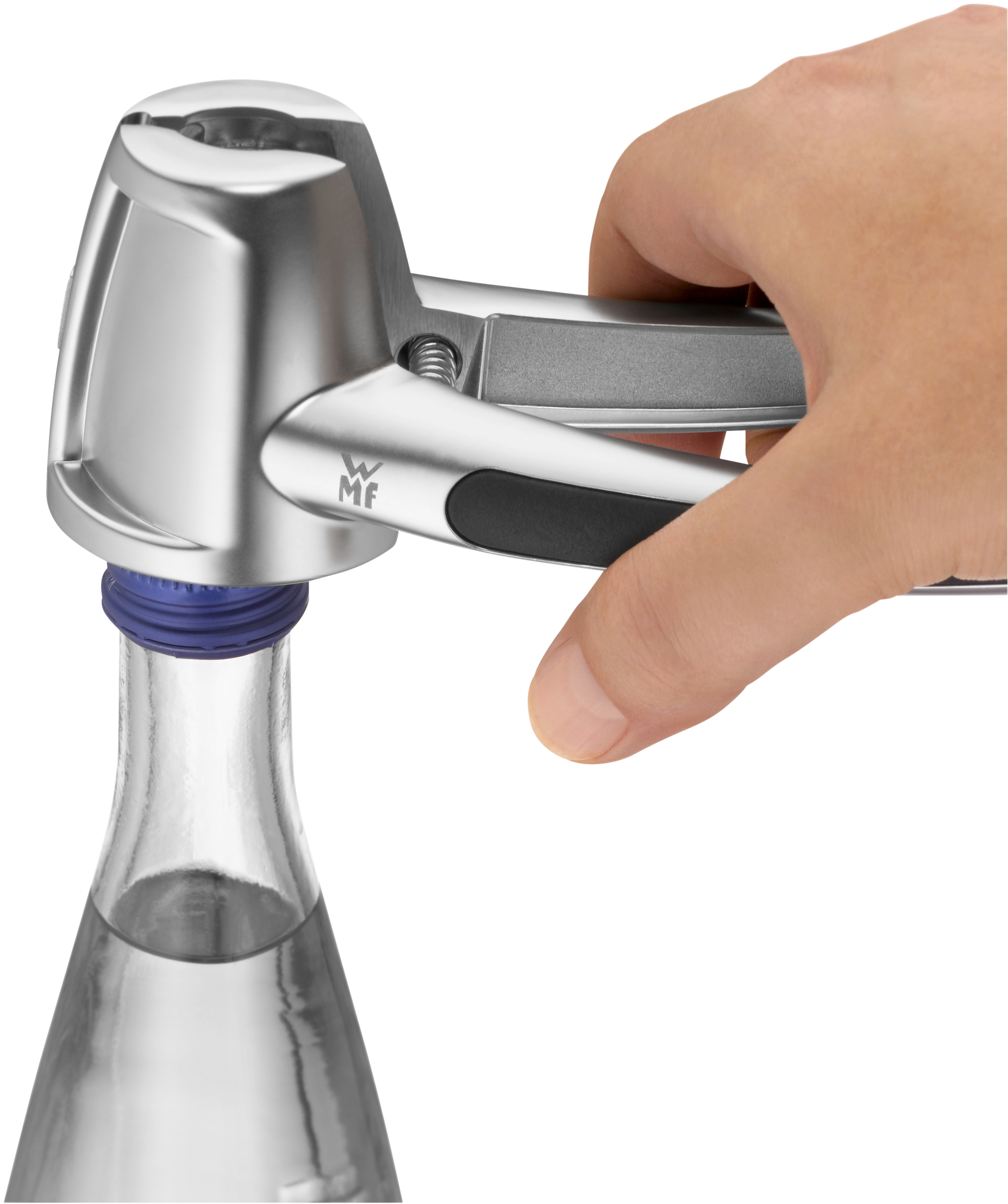 Eine Person hält einen Flaschenöffner in der Hand, darunter eine Wasserflasche. Der Öffner ist silberfarben.