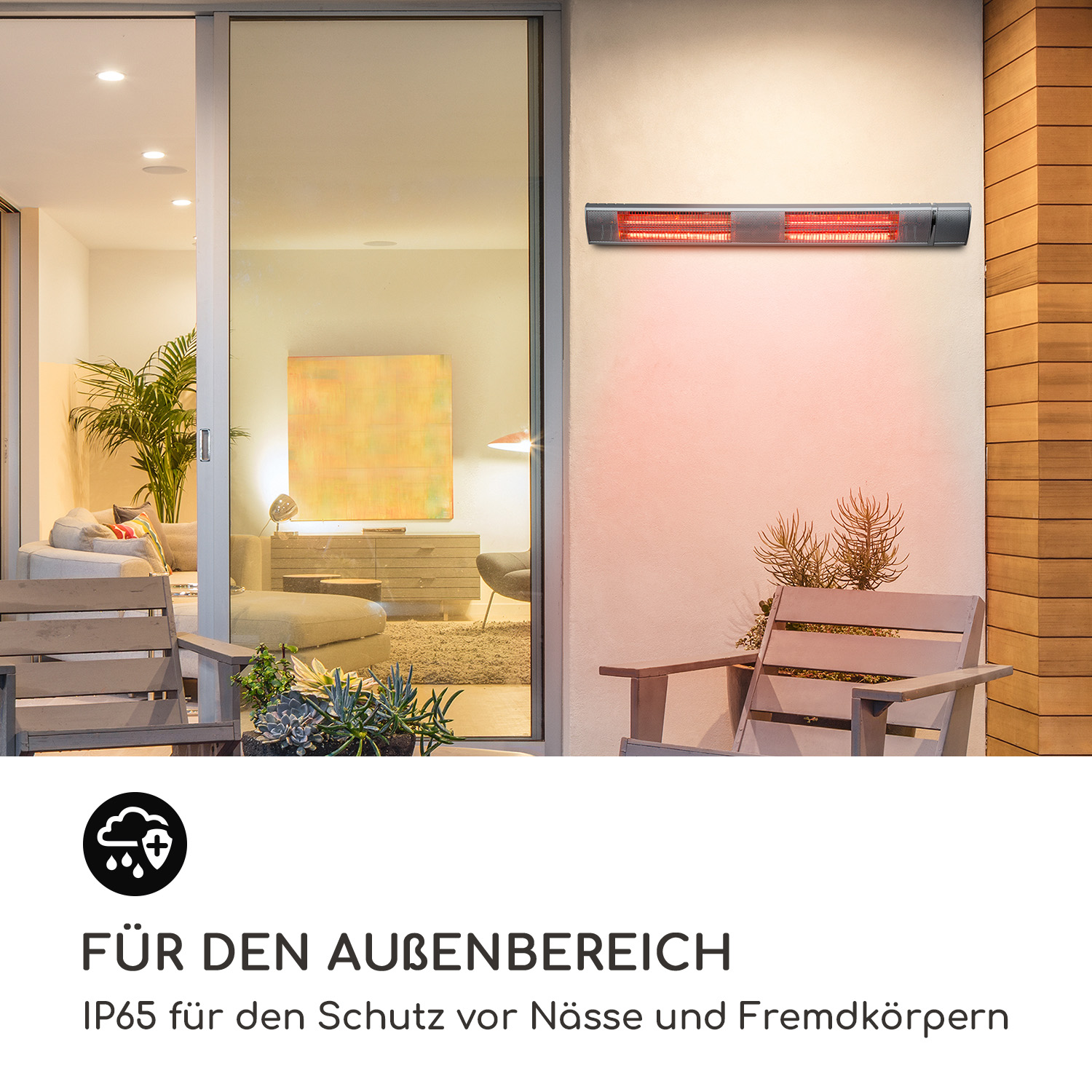 Ein wandmontierter Außenheizer mit rotem Glühen, neben einer Glasschiebetür.