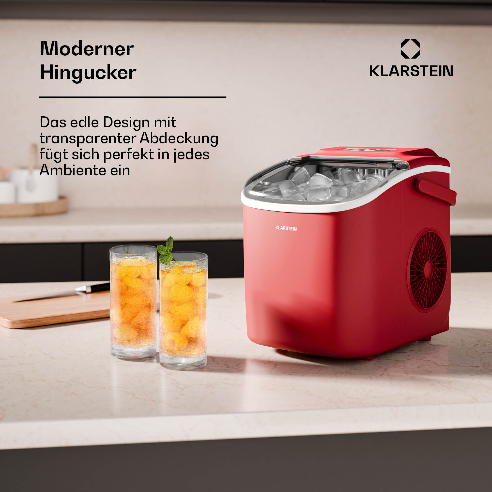 Eine rote Eismaschine mit zwei Gläsern Orangensaft auf einer Arbeitsplatte.