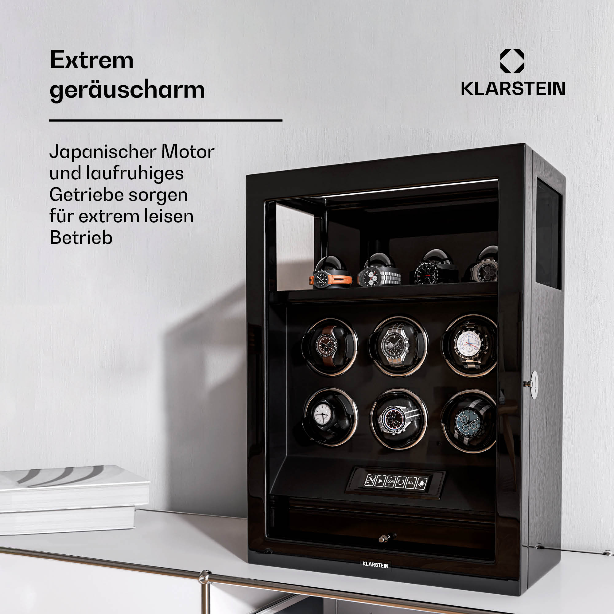 Schwarzer Uhrenbewahrungs-Schrank mit Uhren. Der Schrank steht auf einer weißen Oberfläche.