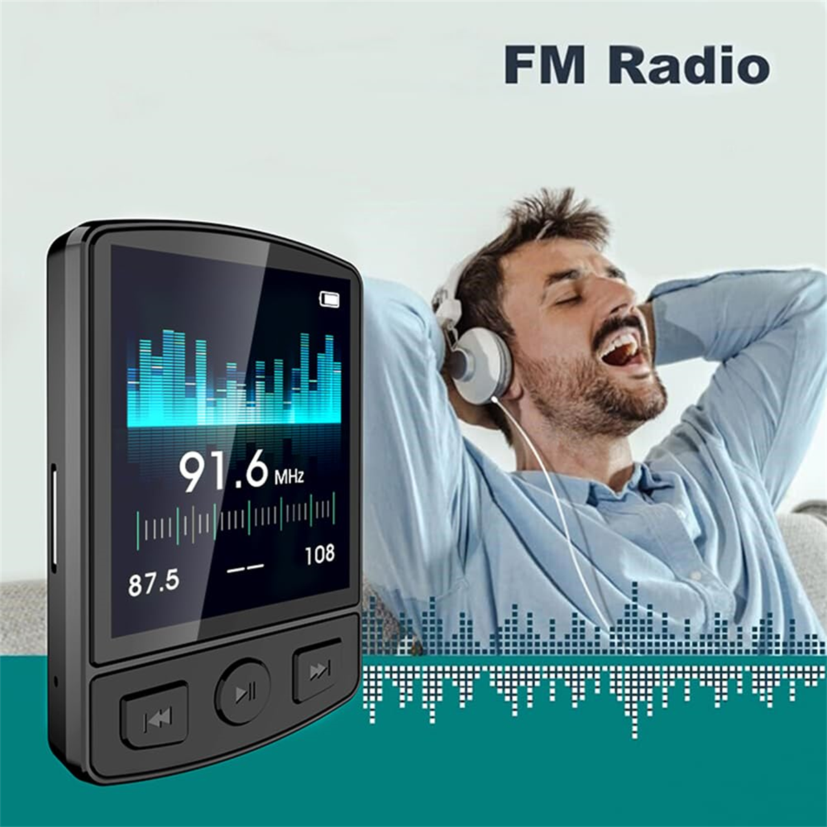 Mann mit Kopfhörern hört FM-Radio auf einem Gerät. Das Gerät zeigt Frequenz und Signalbalken an.