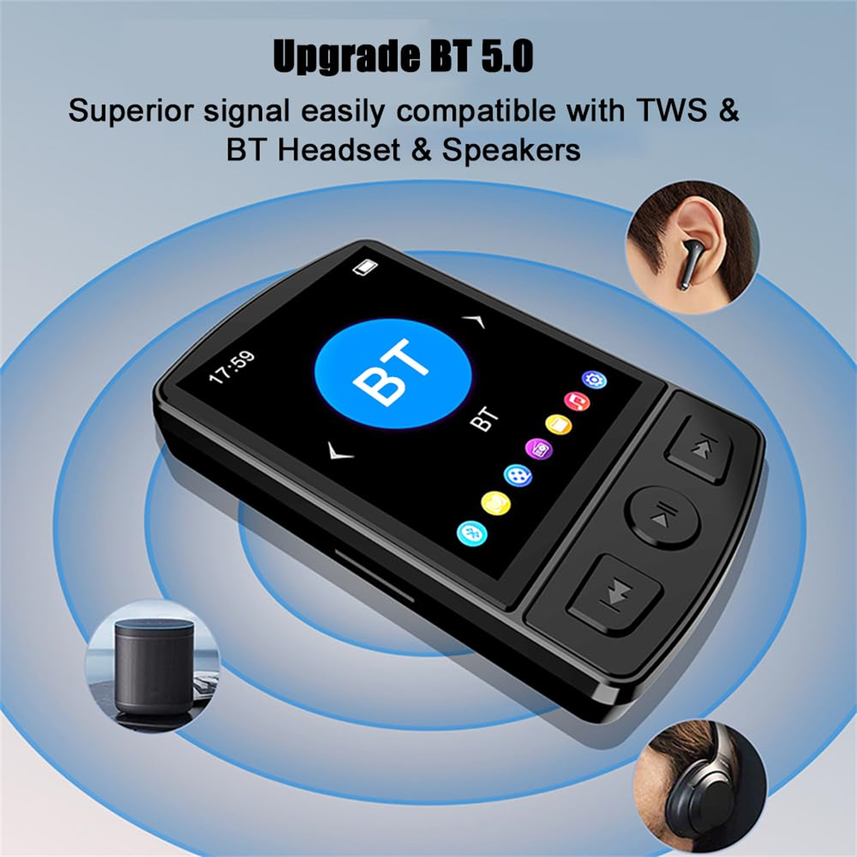 Schwarzer Bluetooth-Player. Er hat ein Display, das Zeit und BT-Logo zeigt. Kopfhörer und Lautsprecher sind im Hintergrund.