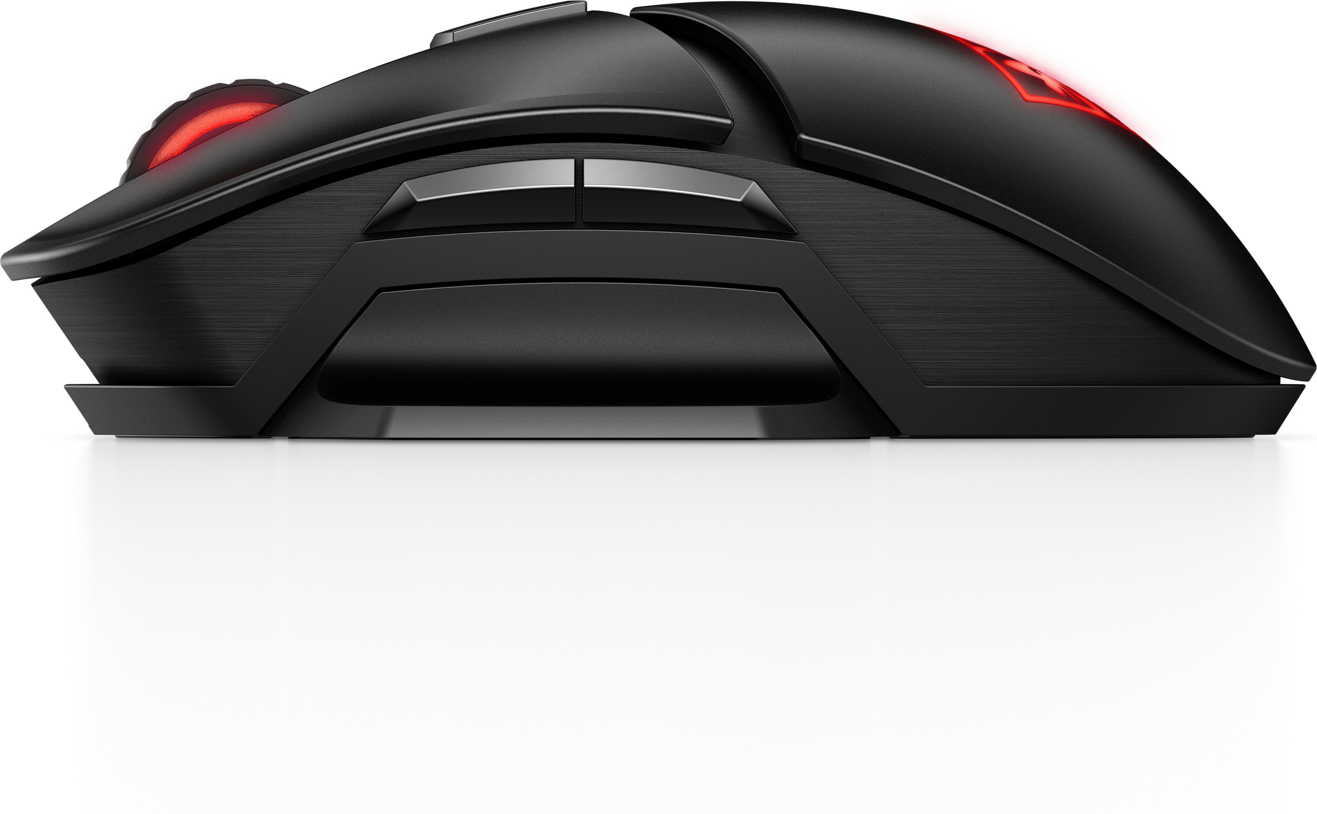 Schwarze Gaming-Maus mit roten Akzenten und weißem Hintergrund.