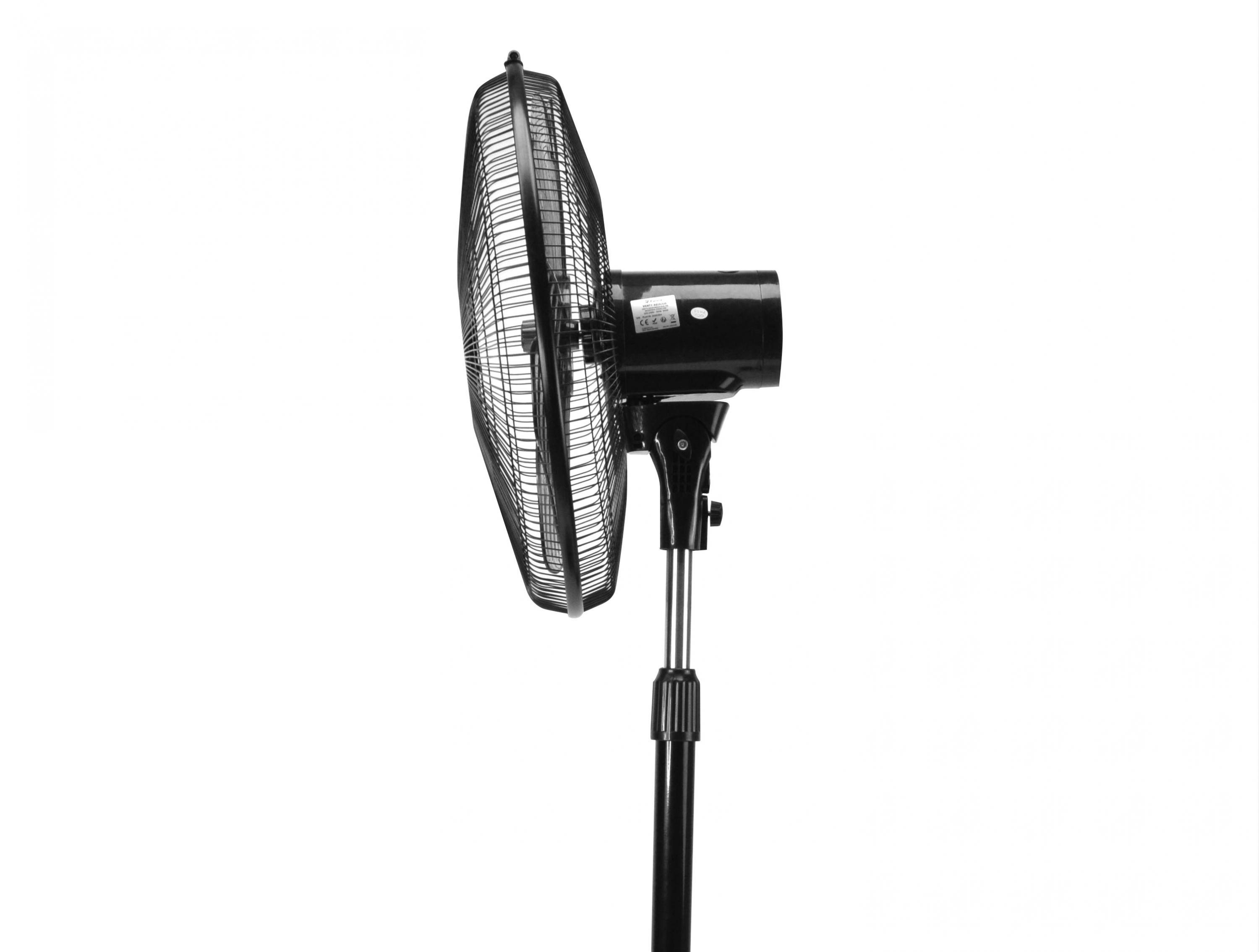 Un ventilatore elettrico nero e argento su sfondo bianco.