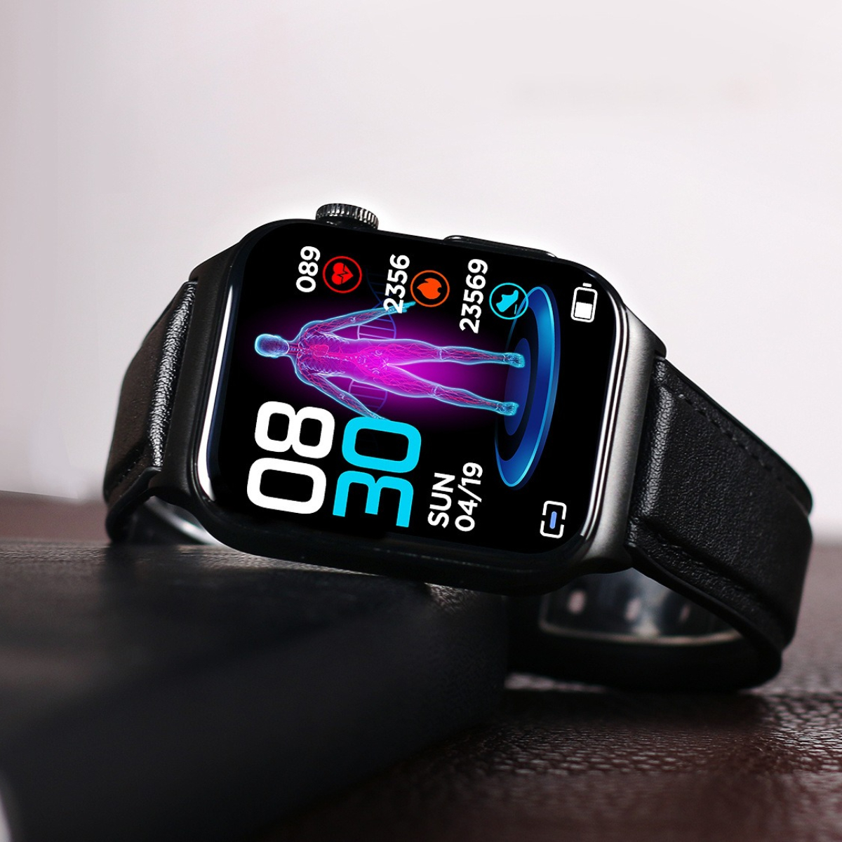 Eine schwarze Smartwatch mit Lederarmband zeigt Gesundheitsdaten auf dem Bildschirm.