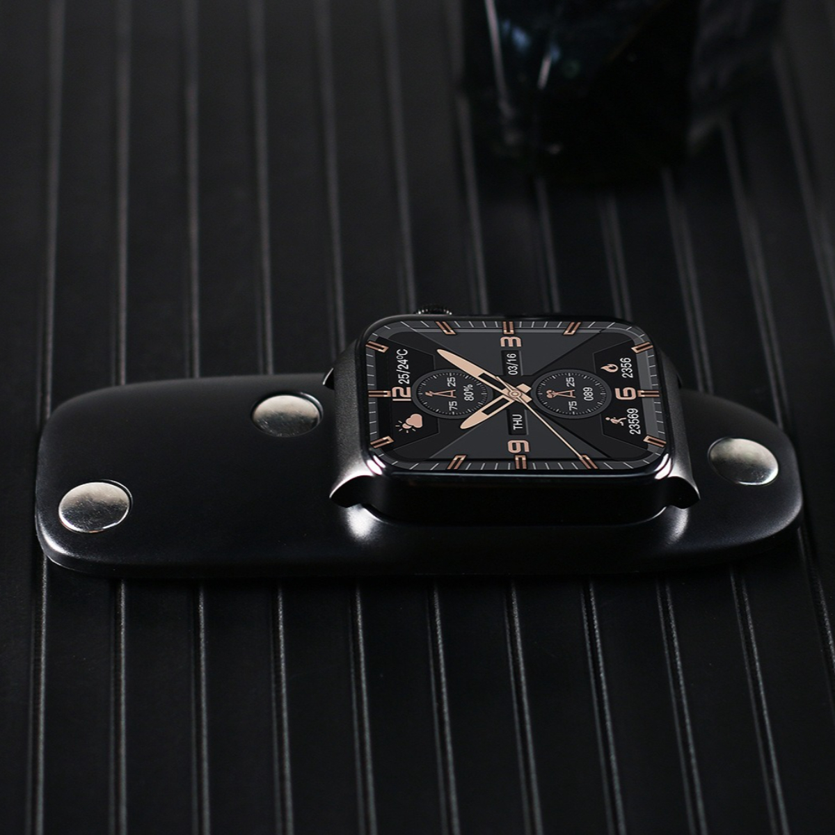 Eine schwarze Uhr auf einem schwarzen Ständer. Die Uhr zeigt die Zeit und hat ein quadratisches Zifferblatt.