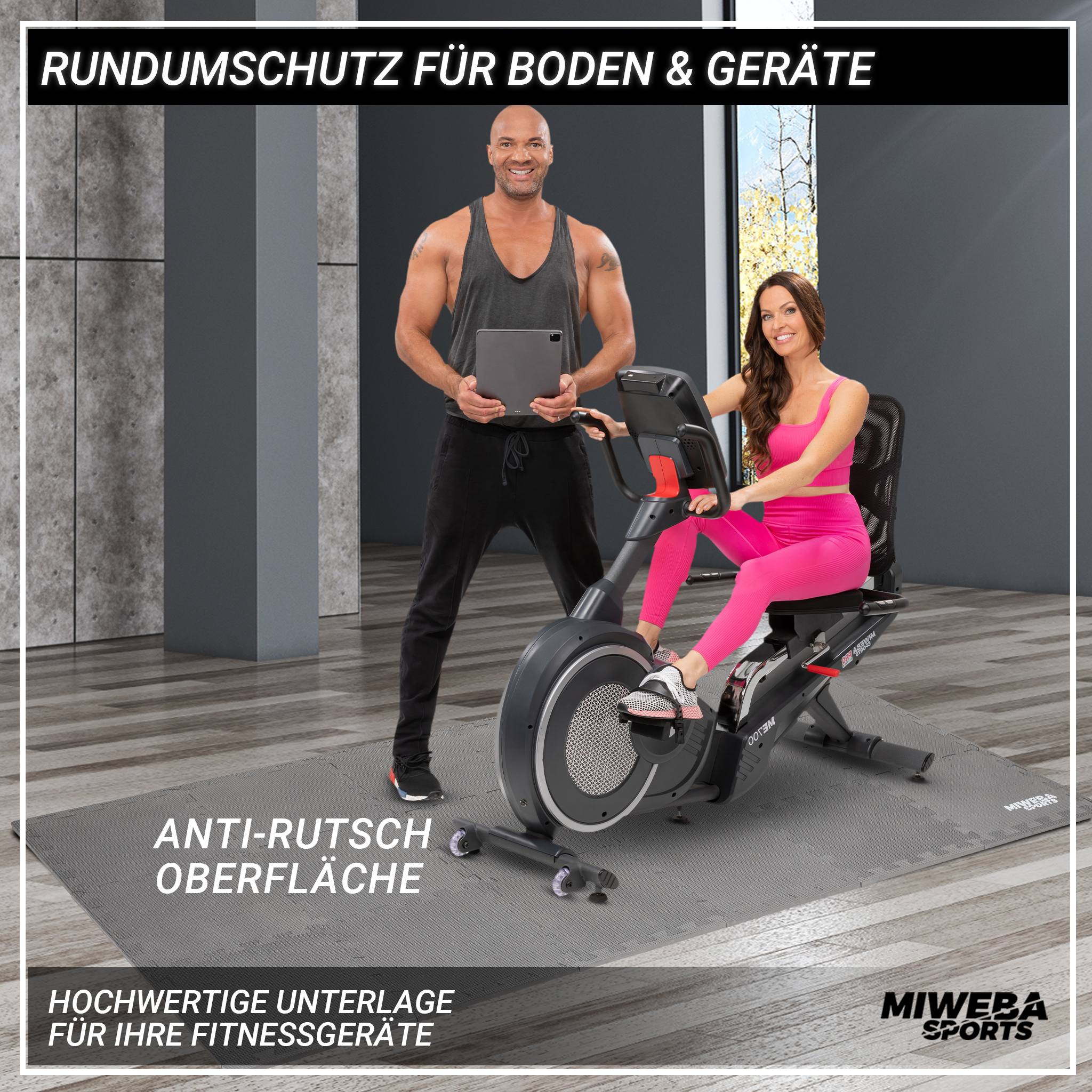 Ein Mann und eine Frau trainieren auf einem Fitnessrad, mit einer Bodenmatte.