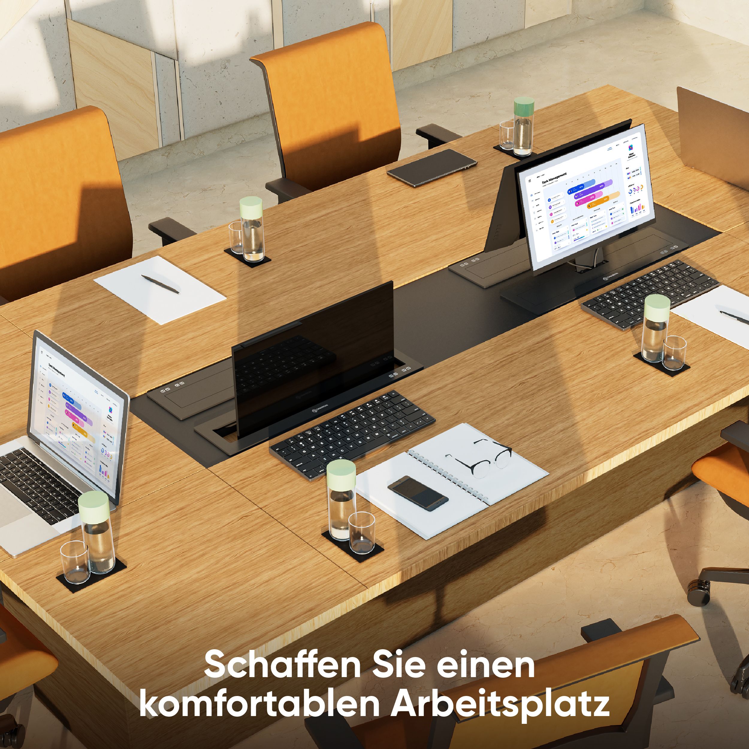 Konferenztisch mit Laptops und Monitoren, Brillen und Wasserflaschen darauf.