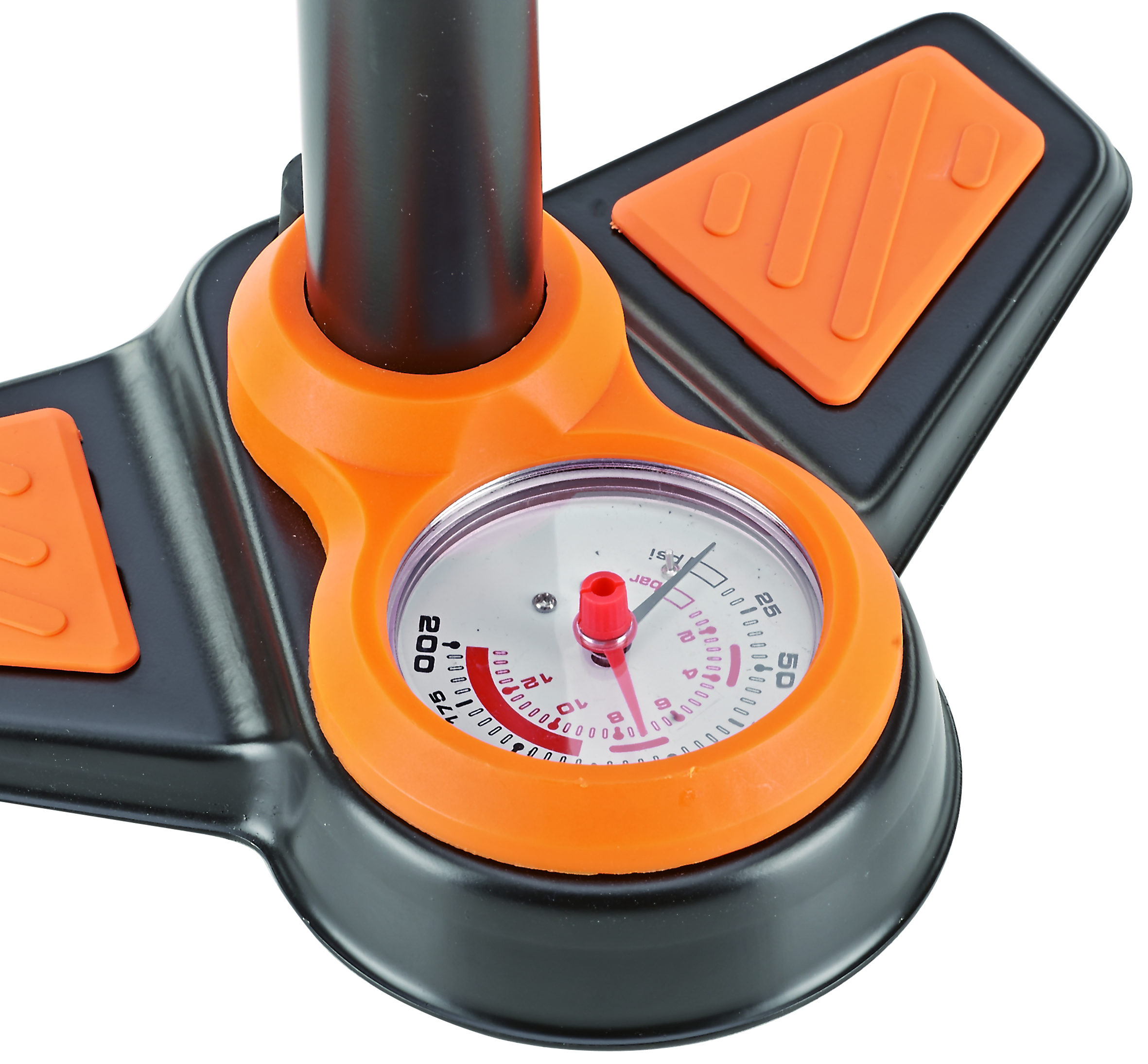 Nahaufnahme einer orange-schwarzen Fahrradpumpe mit Manometer.