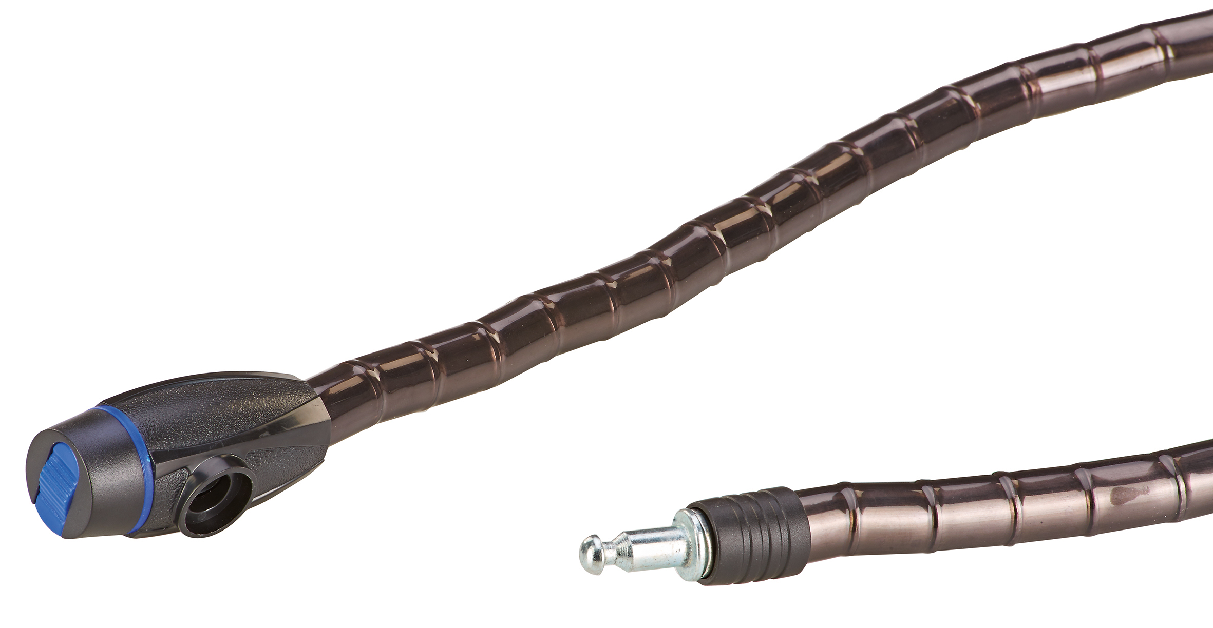 Ein dunkelbraunes Kabel mit schwarzem Stecker und Metallende auf weißem Hintergrund.